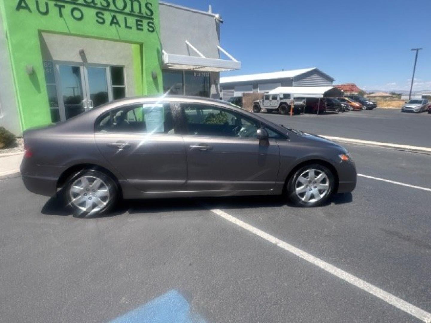 2009 Polished Metal Metallic /Gray Honda Civic LX (19XFA165X9E) with an 1.8L I-4 i-VTEC variable valve control engine, Automatic transmission, located at 1865 East Red Hills Pkwy, St. George, 84770, (435) 628-0023, 37.120850, -113.543640- Photo#7