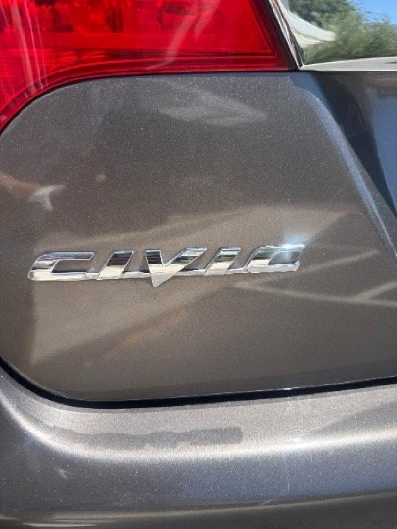 2009 Polished Metal Metallic /Gray Honda Civic LX (19XFA165X9E) with an 1.8L I-4 i-VTEC variable valve control engine, Automatic transmission, located at 1865 East Red Hills Pkwy, St. George, 84770, (435) 628-0023, 37.120850, -113.543640- Photo#20
