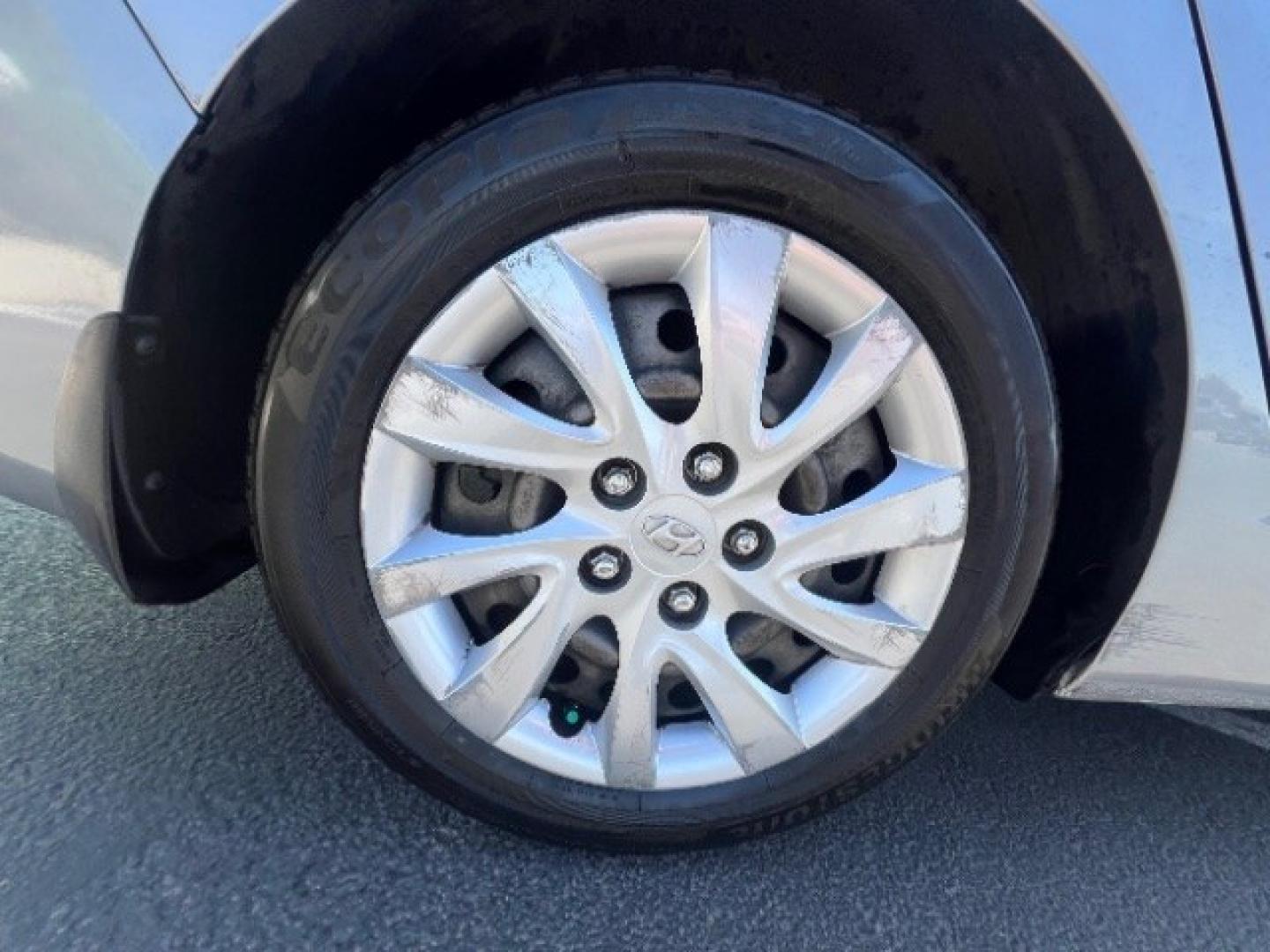 2013 Shimmering Air Silver /Gray Hyundai Elantra GLS (KMHDH4AE4DU) with an 1.8L I-4 DOHC engine, Automatic transmission, located at 1865 East Red Hills Pkwy, St. George, 84770, (435) 628-0023, 37.120850, -113.543640 - We specialize in helping ALL people get the best financing available. No matter your credit score, good, bad or none we can get you an amazing rate. Had a bankruptcy, divorce, or repossessions? We give you the green light to get your credit back on the road. Low down and affordable payments that fit- Photo#8