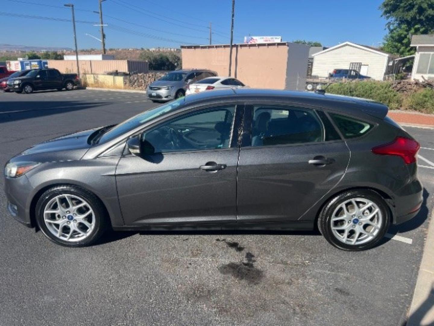 2015 Magnetic /Charcoal Black Ford Focus SE (1FADP3K25FL) with an 2L I-4 gasoline direct injection engine, Automatic transmission, located at 940 North Main Street, Cedar City, UT, 84720, (435) 628-0023, 37.692936, -113.061897 - We specialize in helping ALL people get the best financing available. No matter your credit score, good, bad or none we can get you an amazing rate. Had a bankruptcy, divorce, or repossessions? We give you the green light to get your credit back on the road. Low down and affordable payments that fit- Photo#3