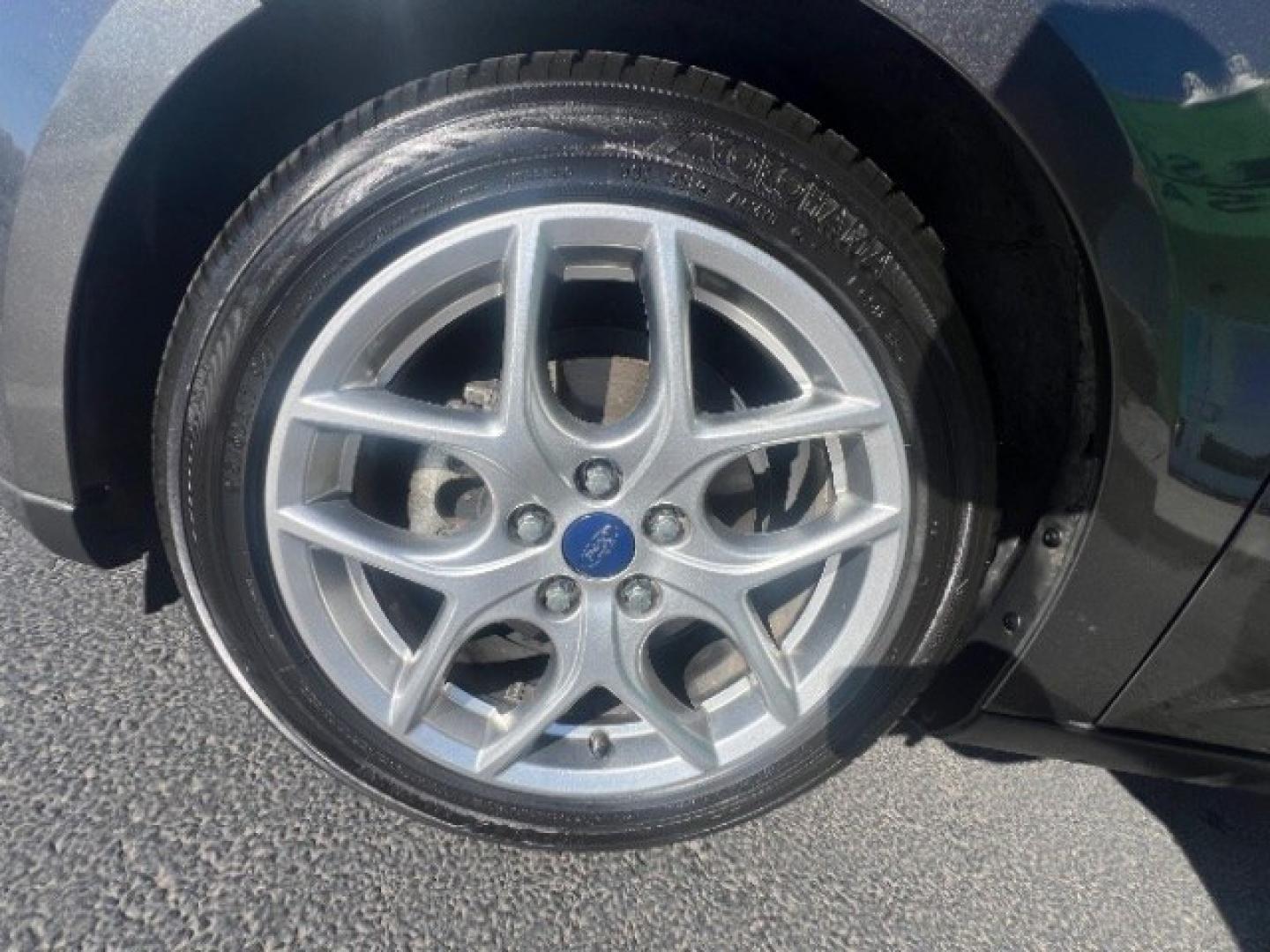 2015 Magnetic /Charcoal Black Ford Focus SE (1FADP3K25FL) with an 2L I-4 gasoline direct injection engine, Automatic transmission, located at 940 North Main Street, Cedar City, UT, 84720, (435) 628-0023, 37.692936, -113.061897 - We specialize in helping ALL people get the best financing available. No matter your credit score, good, bad or none we can get you an amazing rate. Had a bankruptcy, divorce, or repossessions? We give you the green light to get your credit back on the road. Low down and affordable payments that fit- Photo#9