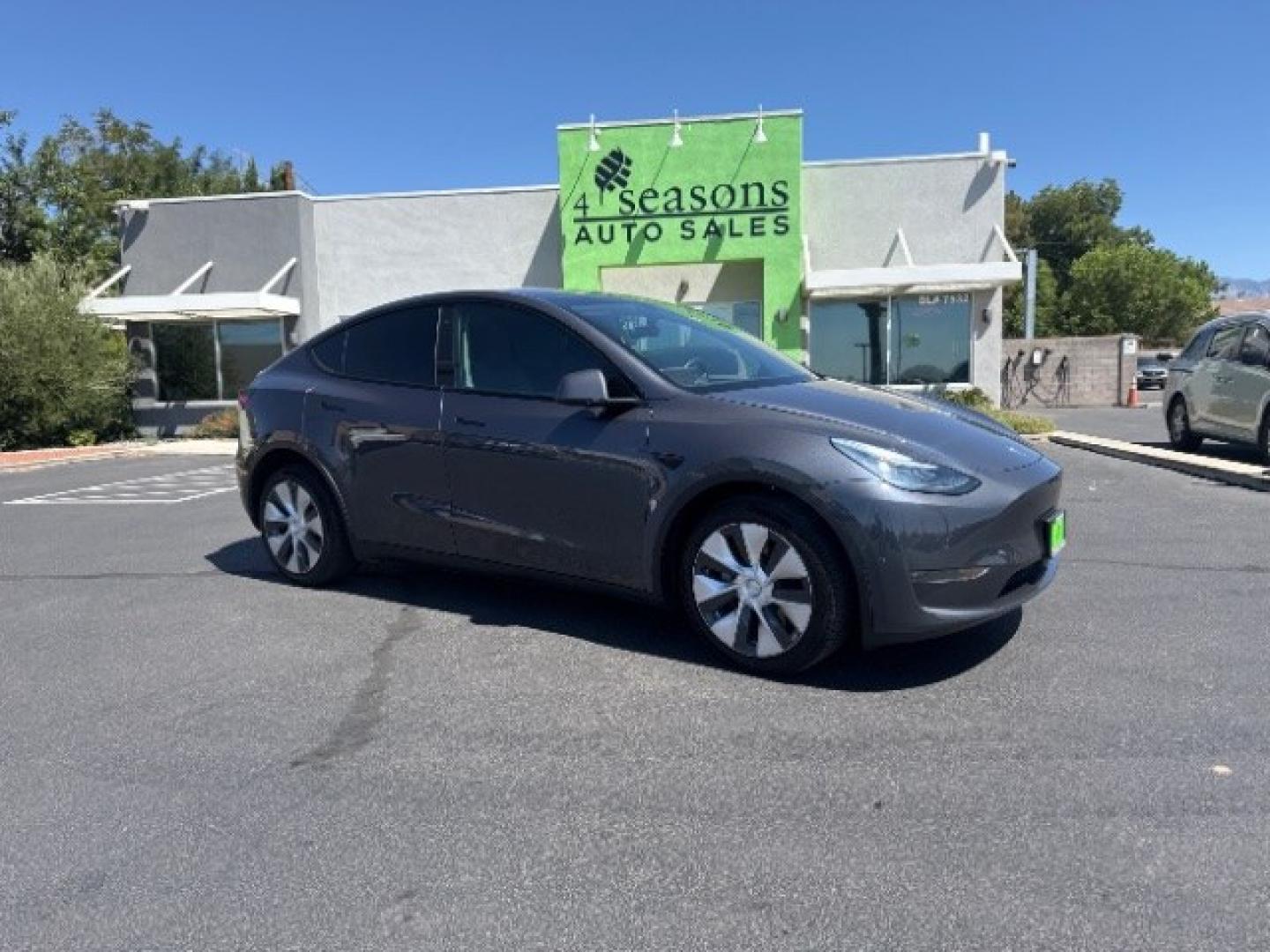 2020 Midnight Silver Metallic /Black Tesla Model Y Long Range Dual Motor All-Wheel Drive (5YJYGDEEXLF) with an ELECTRIC engine, AUTOMATIC transmission, located at 1865 East Red Hills Pkwy, St. George, 84770, (435) 628-0023, 37.120850, -113.543640 - Excellent Tesla Model Y Long Range All Wheel Drive, 5 Seats HW3, Interior and exterior in great condition. Small scratches and dings as pictured. Every Tesla we sell has had cabin air filter replaced, radiator cleaned, fluids topped AND comes with a mobile charging kit! Battery is healthy and gets- Photo#0