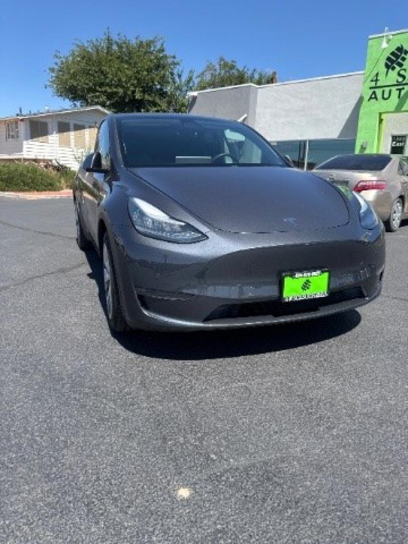 2020 Midnight Silver Metallic /Black Tesla Model Y Long Range Dual Motor All-Wheel Drive (5YJYGDEEXLF) with an ELECTRIC engine, AUTOMATIC transmission, located at 1865 East Red Hills Pkwy, St. George, 84770, (435) 628-0023, 37.120850, -113.543640 - Excellent Tesla Model Y Long Range All Wheel Drive, 5 Seats HW3, Interior and exterior in great condition. Small scratches and dings as pictured. Every Tesla we sell has had cabin air filter replaced, radiator cleaned, fluids topped AND comes with a mobile charging kit! Battery is healthy and gets- Photo#1