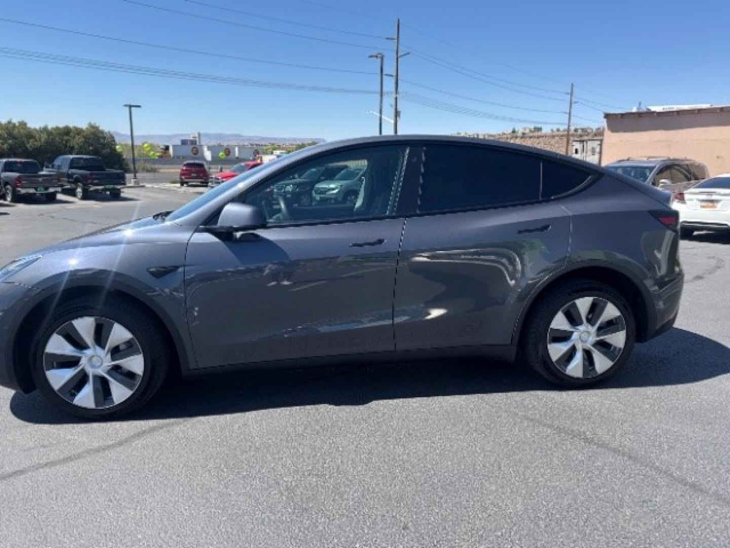 2020 Midnight Silver Metallic /Black Tesla Model Y Long Range Dual Motor All-Wheel Drive (5YJYGDEEXLF) with an ELECTRIC engine, AUTOMATIC transmission, located at 1865 East Red Hills Pkwy, St. George, 84770, (435) 628-0023, 37.120850, -113.543640 - Excellent Tesla Model Y Long Range All Wheel Drive, 5 Seats HW3, Interior and exterior in great condition. Small scratches and dings as pictured. Every Tesla we sell has had cabin air filter replaced, radiator cleaned, fluids topped AND comes with a mobile charging kit! Battery is healthy and gets- Photo#4