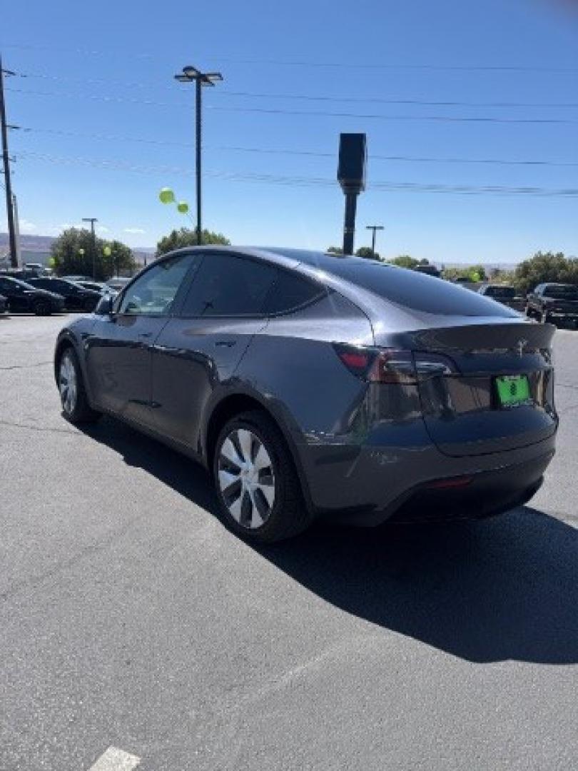 2020 Midnight Silver Metallic /Black Tesla Model Y Long Range Dual Motor All-Wheel Drive (5YJYGDEEXLF) with an ELECTRIC engine, AUTOMATIC transmission, located at 1865 East Red Hills Pkwy, St. George, 84770, (435) 628-0023, 37.120850, -113.543640 - Excellent Tesla Model Y Long Range All Wheel Drive, 5 Seats HW3, Interior and exterior in great condition. Small scratches and dings as pictured. Every Tesla we sell has had cabin air filter replaced, radiator cleaned, fluids topped AND comes with a mobile charging kit! Battery is healthy and gets- Photo#5