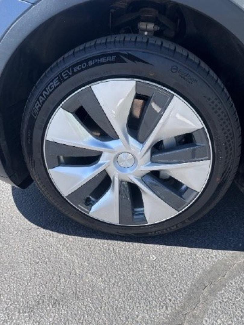 2020 Midnight Silver Metallic /Black Tesla Model Y Long Range Dual Motor All-Wheel Drive (5YJYGDEEXLF) with an ELECTRIC engine, AUTOMATIC transmission, located at 1865 East Red Hills Pkwy, St. George, 84770, (435) 628-0023, 37.120850, -113.543640 - Excellent Tesla Model Y Long Range All Wheel Drive, 5 Seats HW3, Interior and exterior in great condition. Small scratches and dings as pictured. Every Tesla we sell has had cabin air filter replaced, radiator cleaned, fluids topped AND comes with a mobile charging kit! Battery is healthy and gets- Photo#11