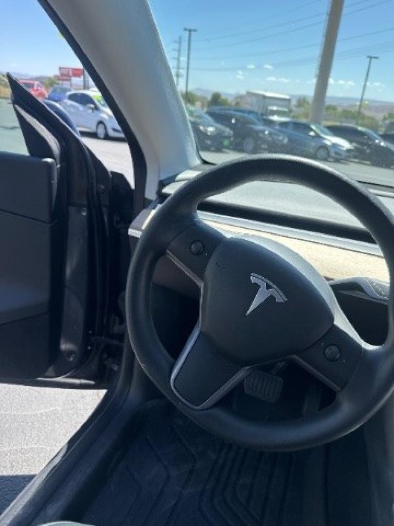 2020 Midnight Silver Metallic /Black Tesla Model Y Long Range Dual Motor All-Wheel Drive (5YJYGDEEXLF) with an ELECTRIC engine, AUTOMATIC transmission, located at 1865 East Red Hills Pkwy, St. George, 84770, (435) 628-0023, 37.120850, -113.543640 - Excellent Tesla Model Y Long Range All Wheel Drive, 5 Seats HW3, Interior and exterior in great condition. Small scratches and dings as pictured. Every Tesla we sell has had cabin air filter replaced, radiator cleaned, fluids topped AND comes with a mobile charging kit! Battery is healthy and gets- Photo#21