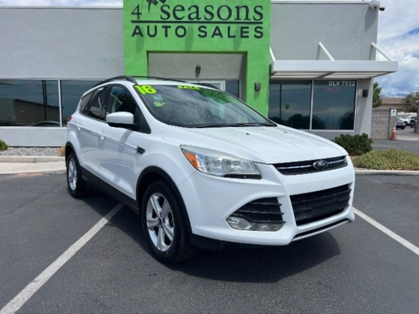 2016 Oxford White /Charcoal Black Ford Escape SE (1FMCU9GX3GU) , Automatic transmission, located at 1865 East Red Hills Pkwy, St. George, 84770, (435) 628-0023, 37.120850, -113.543640 - We specialize in helping ALL people get the best financing available. No matter your credit score, good, bad or none we can get you an amazing rate. Had a bankruptcy, divorce, or repossessions? We give you the green light to get your credit back on the road. Low down and affordable payments that fit- Photo#0