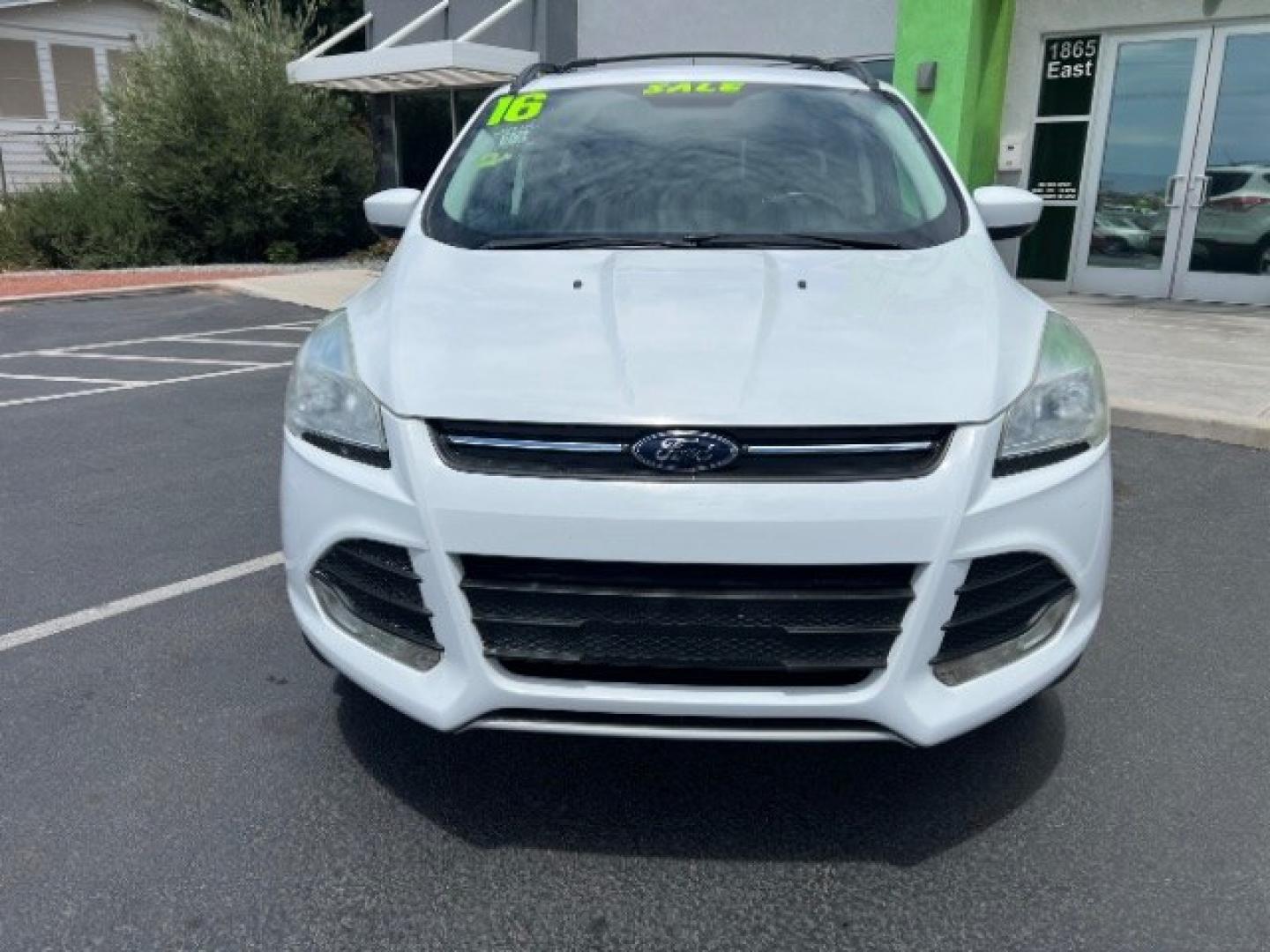 2016 Oxford White /Charcoal Black Ford Escape SE (1FMCU9GX3GU) , Automatic transmission, located at 1865 East Red Hills Pkwy, St. George, 84770, (435) 628-0023, 37.120850, -113.543640 - We specialize in helping ALL people get the best financing available. No matter your credit score, good, bad or none we can get you an amazing rate. Had a bankruptcy, divorce, or repossessions? We give you the green light to get your credit back on the road. Low down and affordable payments that fit- Photo#1