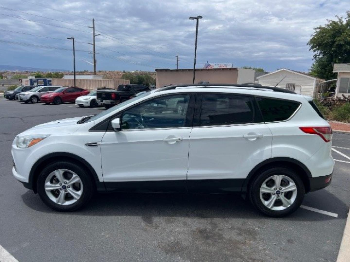 2016 Oxford White /Charcoal Black Ford Escape SE (1FMCU9GX3GU) , Automatic transmission, located at 1865 East Red Hills Pkwy, St. George, 84770, (435) 628-0023, 37.120850, -113.543640 - We specialize in helping ALL people get the best financing available. No matter your credit score, good, bad or none we can get you an amazing rate. Had a bankruptcy, divorce, or repossessions? We give you the green light to get your credit back on the road. Low down and affordable payments that fit- Photo#3