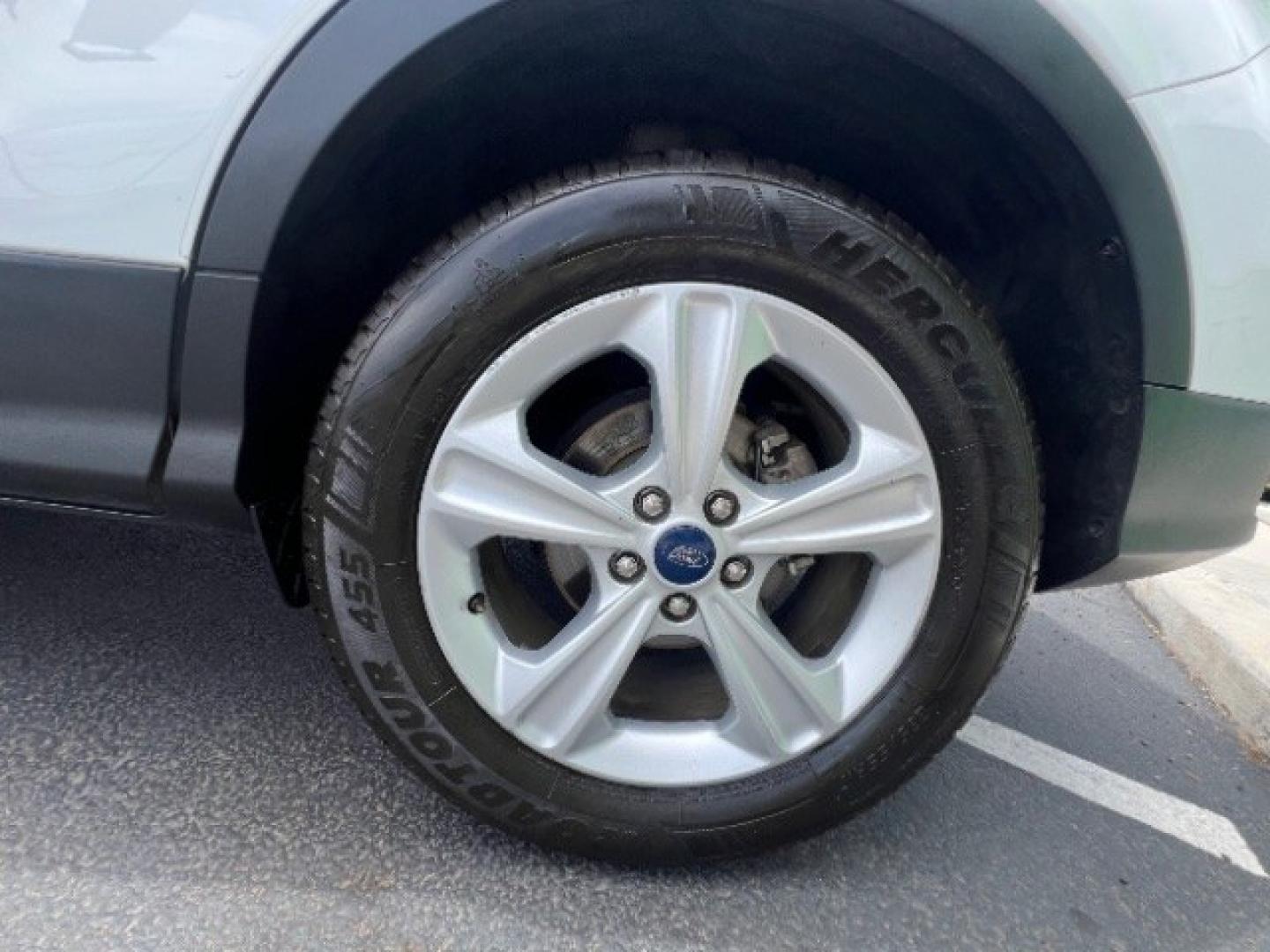 2016 Oxford White /Charcoal Black Ford Escape SE (1FMCU9GX3GU) , Automatic transmission, located at 1865 East Red Hills Pkwy, St. George, 84770, (435) 628-0023, 37.120850, -113.543640 - We specialize in helping ALL people get the best financing available. No matter your credit score, good, bad or none we can get you an amazing rate. Had a bankruptcy, divorce, or repossessions? We give you the green light to get your credit back on the road. Low down and affordable payments that fit- Photo#11