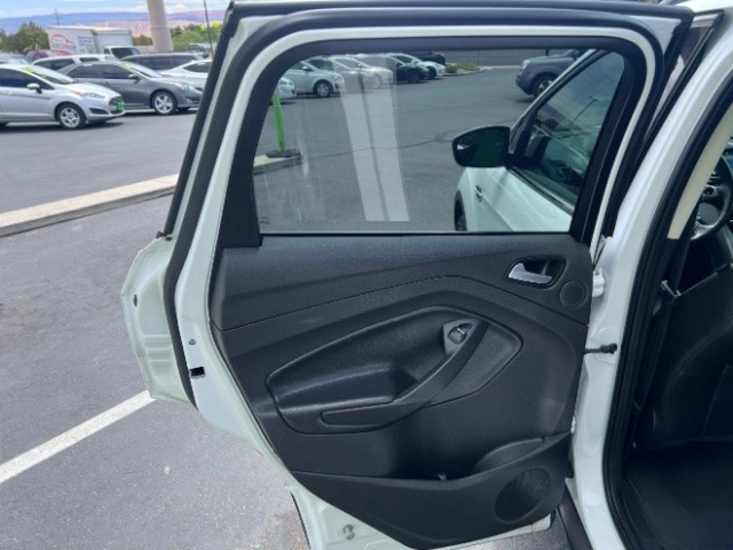 2016 Oxford White /Charcoal Black Ford Escape SE (1FMCU9GX3GU) , Automatic transmission, located at 1865 East Red Hills Pkwy, St. George, 84770, (435) 628-0023, 37.120850, -113.543640 - We specialize in helping ALL people get the best financing available. No matter your credit score, good, bad or none we can get you an amazing rate. Had a bankruptcy, divorce, or repossessions? We give you the green light to get your credit back on the road. Low down and affordable payments that fit- Photo#20