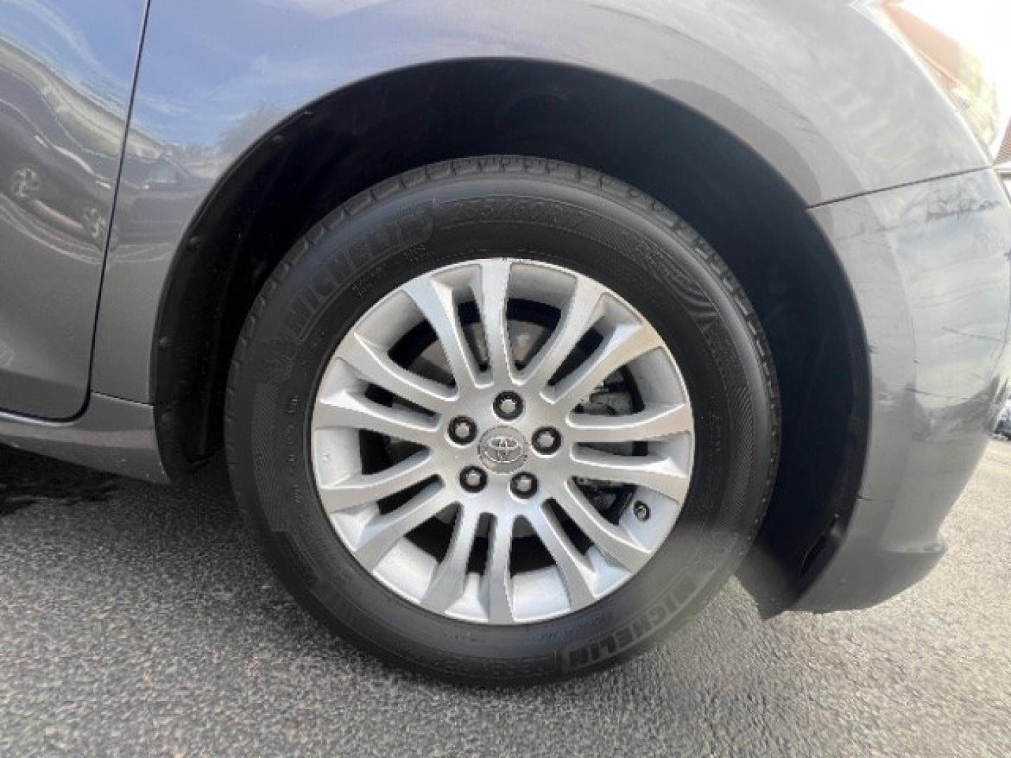 2016 Gray /Gray Cloth Interior Toyota Sienna XLE (5TDYK3DC4GS) with an 3.5L V-6 DOHC engine, Automatic transmission, located at 1865 East Red Hills Pkwy, St. George, 84770, (435) 628-0023, 37.120850, -113.543640 - We specialize in helping ALL people get the best financing available. No matter your credit score, good, bad or none we can get you an amazing rate. Had a bankruptcy, divorce, or repossessions? We give you the green light to get your credit back on the road. Low down and affordable payments that fit- Photo#8