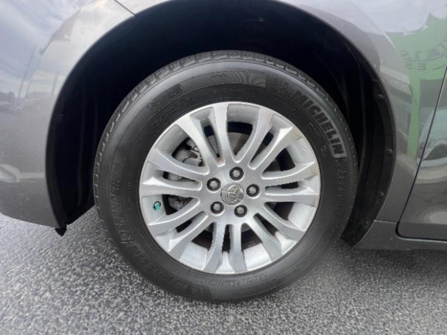 2016 Gray /Gray Cloth Interior Toyota Sienna XLE (5TDYK3DC4GS) with an 3.5L V-6 DOHC engine, Automatic transmission, located at 1865 East Red Hills Pkwy, St. George, 84770, (435) 628-0023, 37.120850, -113.543640 - We specialize in helping ALL people get the best financing available. No matter your credit score, good, bad or none we can get you an amazing rate. Had a bankruptcy, divorce, or repossessions? We give you the green light to get your credit back on the road. Low down and affordable payments that fit- Photo#9