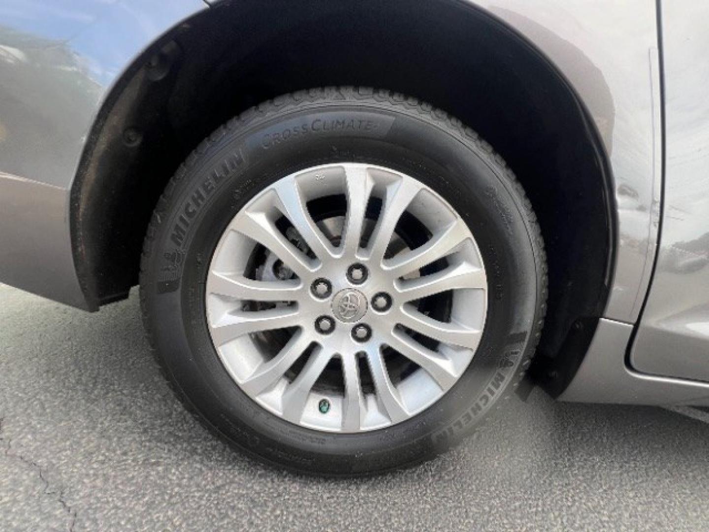 2016 Gray /Gray Cloth Interior Toyota Sienna XLE (5TDYK3DC4GS) with an 3.5L V-6 DOHC engine, Automatic transmission, located at 1865 East Red Hills Pkwy, St. George, 84770, (435) 628-0023, 37.120850, -113.543640 - We specialize in helping ALL people get the best financing available. No matter your credit score, good, bad or none we can get you an amazing rate. Had a bankruptcy, divorce, or repossessions? We give you the green light to get your credit back on the road. Low down and affordable payments that fit- Photo#11
