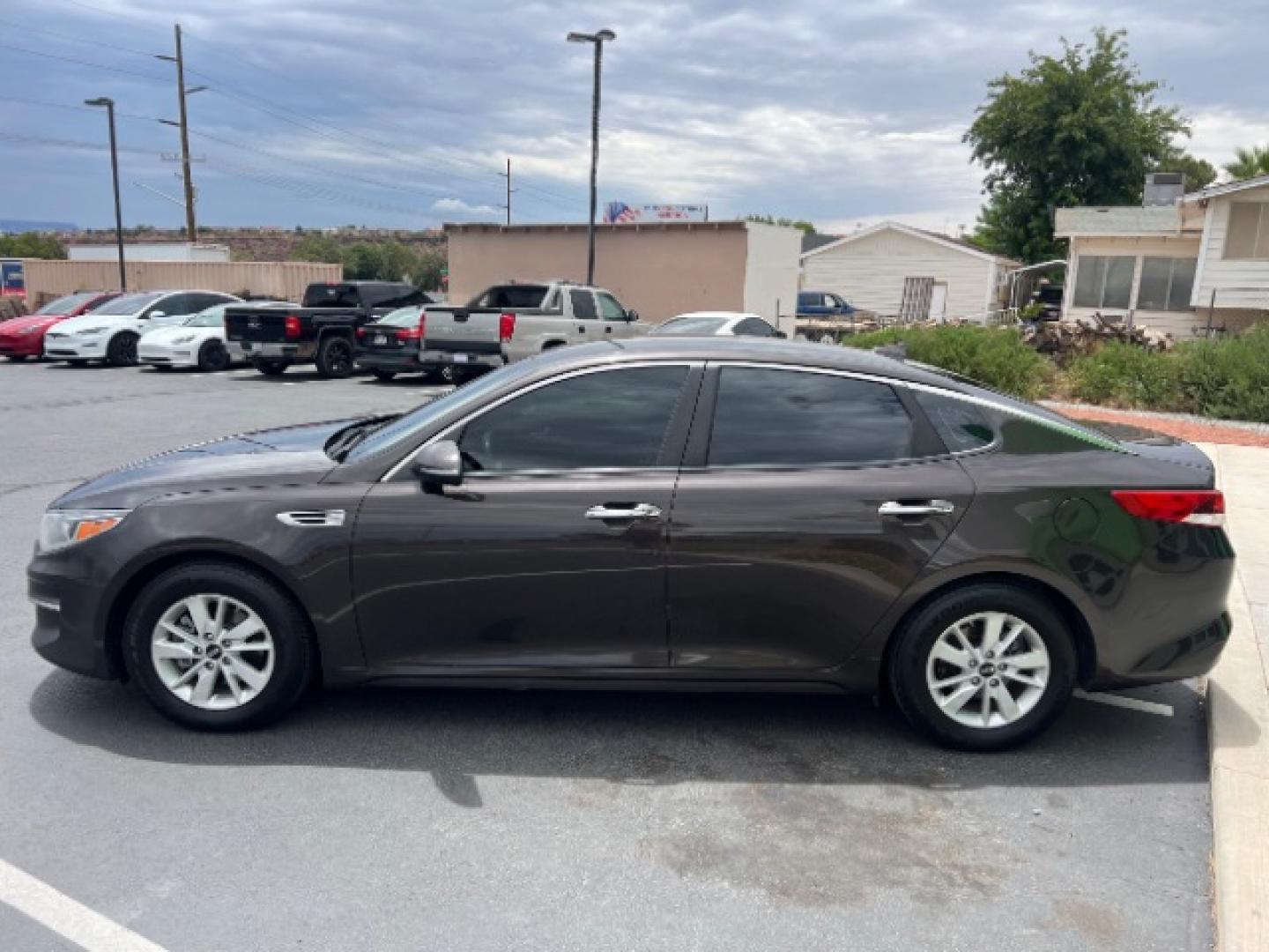 2018 Titanium Silver /Black Kia Optima LX (KNAGT4L36J5) with an Theta II 2.4L I-4 gasoline direct injection engine, Automatic transmission, located at 1865 East Red Hills Pkwy, St. George, 84770, (435) 628-0023, 37.120850, -113.543640 - Versatile Southern Utah travel starts with this 2018 Kia Optima LX. Its 2.4L four-cylinder engine, automatic transmission, and front-wheel drive make it a smart fit for commuting, errands, road trips, and everyday driving. With 119303 miles, this Optima is ready for its next adventure. The LX adds- Photo#3