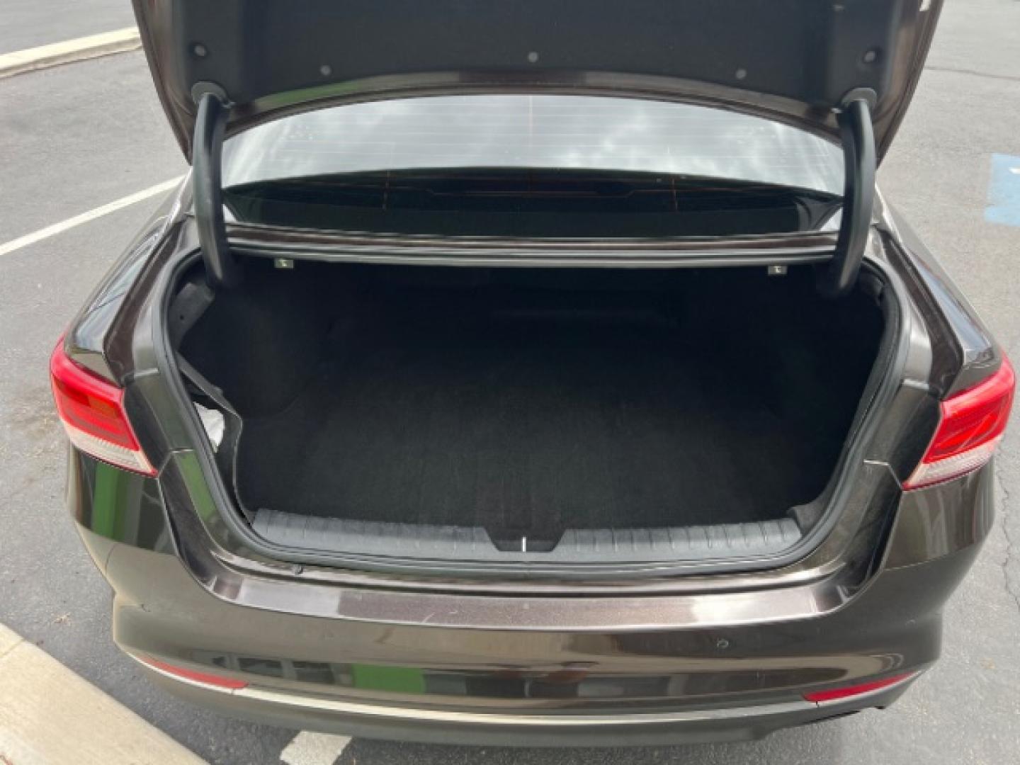 2018 Titanium Silver /Black Kia Optima LX (KNAGT4L36J5) with an Theta II 2.4L I-4 gasoline direct injection engine, Automatic transmission, located at 1865 East Red Hills Pkwy, St. George, 84770, (435) 628-0023, 37.120850, -113.543640 - Versatile Southern Utah travel starts with this 2018 Kia Optima LX. Its 2.4L four-cylinder engine, automatic transmission, and front-wheel drive make it a smart fit for commuting, errands, road trips, and everyday driving. With 119303 miles, this Optima is ready for its next adventure. The LX adds- Photo#24