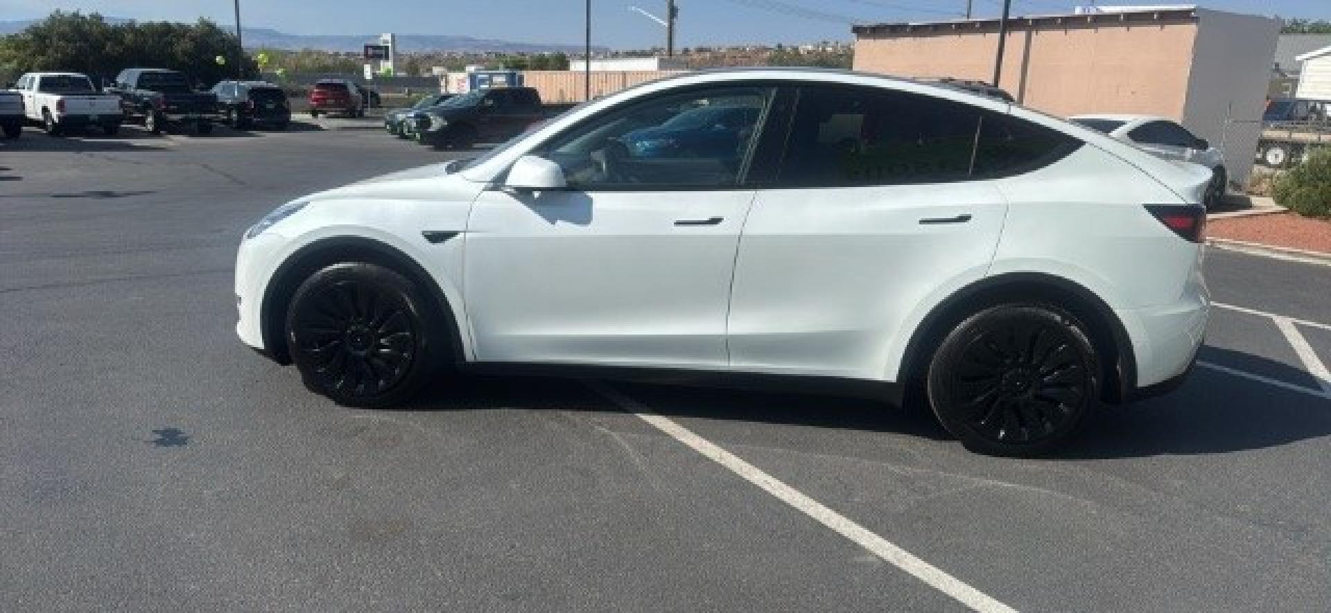 2020 Pearl White Multi-Coat /Black Tesla Model Y Long Range Dual Motor All-Wheel Drive (5YJYGDEEXLF) with an ELECTRIC engine, Electric transmission, located at 1865 East Red Hills Pkwy, St. George, 84770, (435) 628-0023, 37.120850, -113.543640 - Excellent Tesla Model Y Long Range All Wheel Drive, Acceleration Boost PAID FOR, 5 Seats HW3, Interior and exterior in great condition. Small scratches and dings as pictured. Every Tesla we sell has had cabin air filter replaced, radiator cleaned, fluids topped AND comes with a mobile charging kit- Photo#3