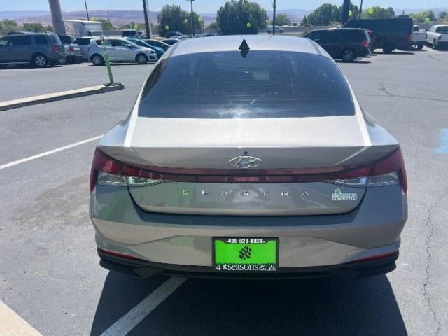 2021 Portofino Gray /Black Hyundai Elantra SEL (KMHLS4AG7MU) with an Nu 2L I-4 DOHC engine, Automatic transmission, located at 940 North Main Street, Cedar City, UT, 84720, (435) 628-0023, 37.692936, -113.061897 - We specialize in helping ALL people get the best financing available. No matter your credit score, good, bad or none we can get you an amazing rate. Had a bankruptcy, divorce, or repossessions? We give you the green light to get your credit back on the road. Low down and affordable payments that fit- Photo#5