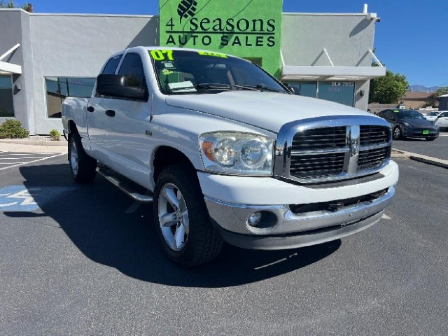 2007 Bright White Clearcoat /Medium Slate Gray Dodge Ram 1500 SLT/TRX4 Off Road/Sport (1D7HU18217S) with an HEMI Magnum 5.7L V-8 regular unleaded engine, Automatic transmission, located at 1865 East Red Hills Pkwy, St. George, 84770, (435) 628-0023, 37.120850, -113.543640 - We specialize in helping ALL people get the best financing available. No matter your credit score, good, bad or none we can get you an amazing rate. Had a bankruptcy, divorce, or repossessions? We give you the green light to get your credit back on the road. Low down and affordable payments that fit- Photo#0