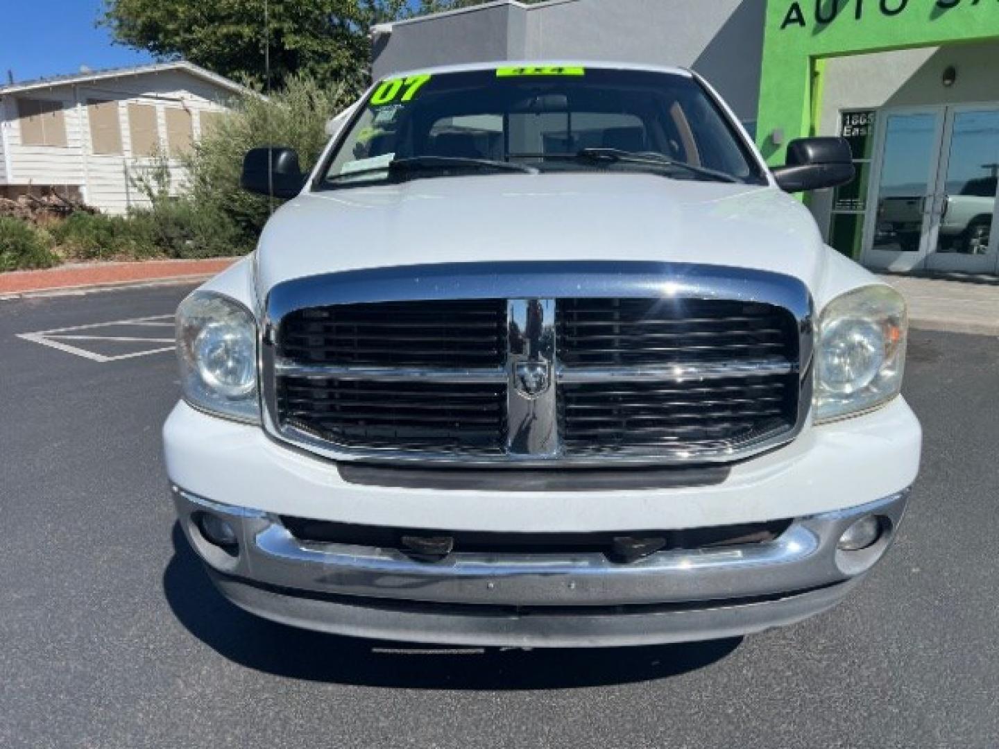 2007 Bright White Clearcoat /Medium Slate Gray Dodge Ram 1500 SLT/TRX4 Off Road/Sport (1D7HU18217S) with an HEMI Magnum 5.7L V-8 regular unleaded engine, Automatic transmission, located at 1865 East Red Hills Pkwy, St. George, 84770, (435) 628-0023, 37.120850, -113.543640 - We specialize in helping ALL people get the best financing available. No matter your credit score, good, bad or none we can get you an amazing rate. Had a bankruptcy, divorce, or repossessions? We give you the green light to get your credit back on the road. Low down and affordable payments that fit- Photo#1
