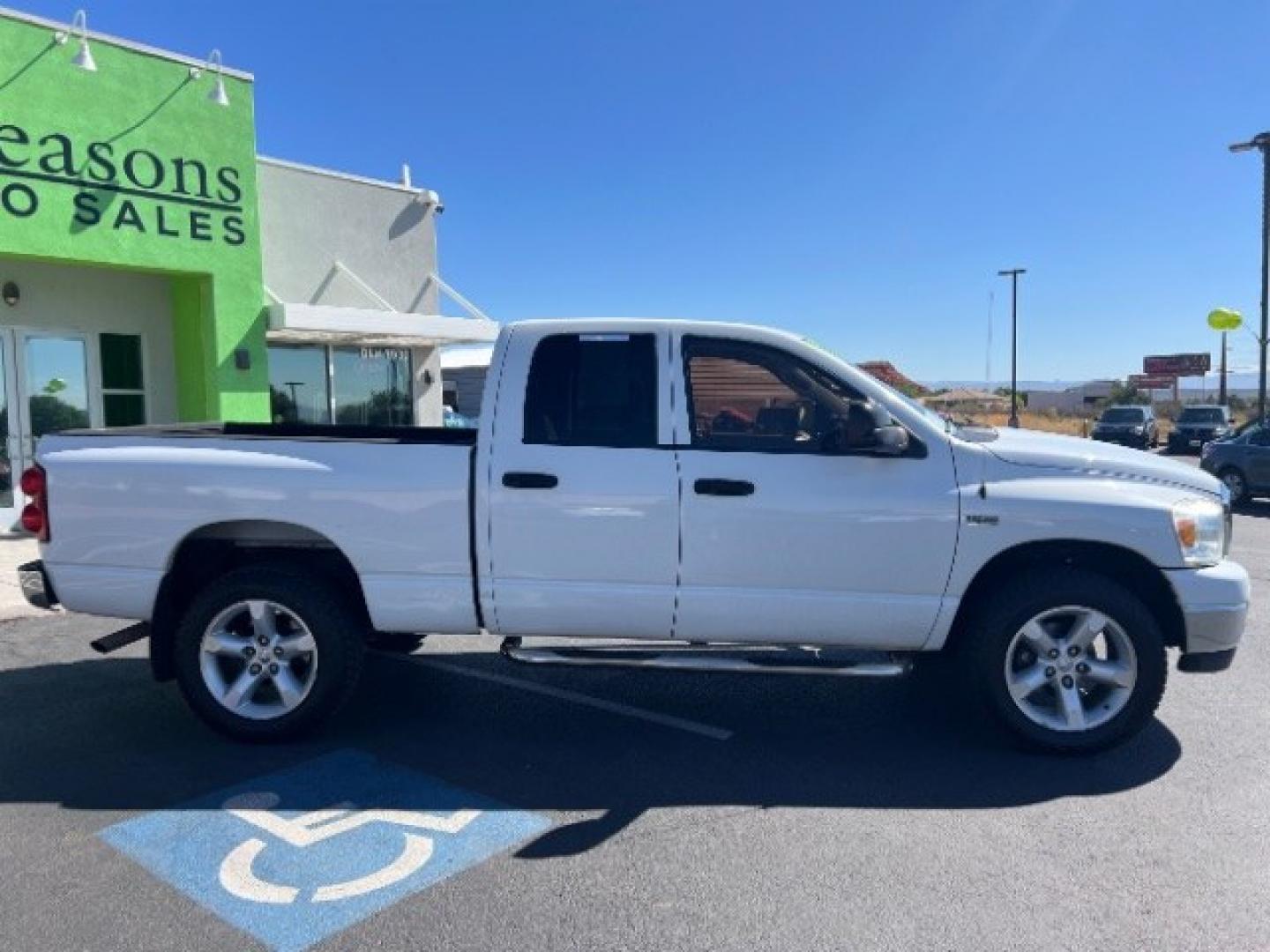 2007 Bright White Clearcoat /Medium Slate Gray Dodge Ram 1500 SLT/TRX4 Off Road/Sport (1D7HU18217S) with an HEMI Magnum 5.7L V-8 regular unleaded engine, Automatic transmission, located at 1865 East Red Hills Pkwy, St. George, 84770, (435) 628-0023, 37.120850, -113.543640 - We specialize in helping ALL people get the best financing available. No matter your credit score, good, bad or none we can get you an amazing rate. Had a bankruptcy, divorce, or repossessions? We give you the green light to get your credit back on the road. Low down and affordable payments that fit- Photo#7