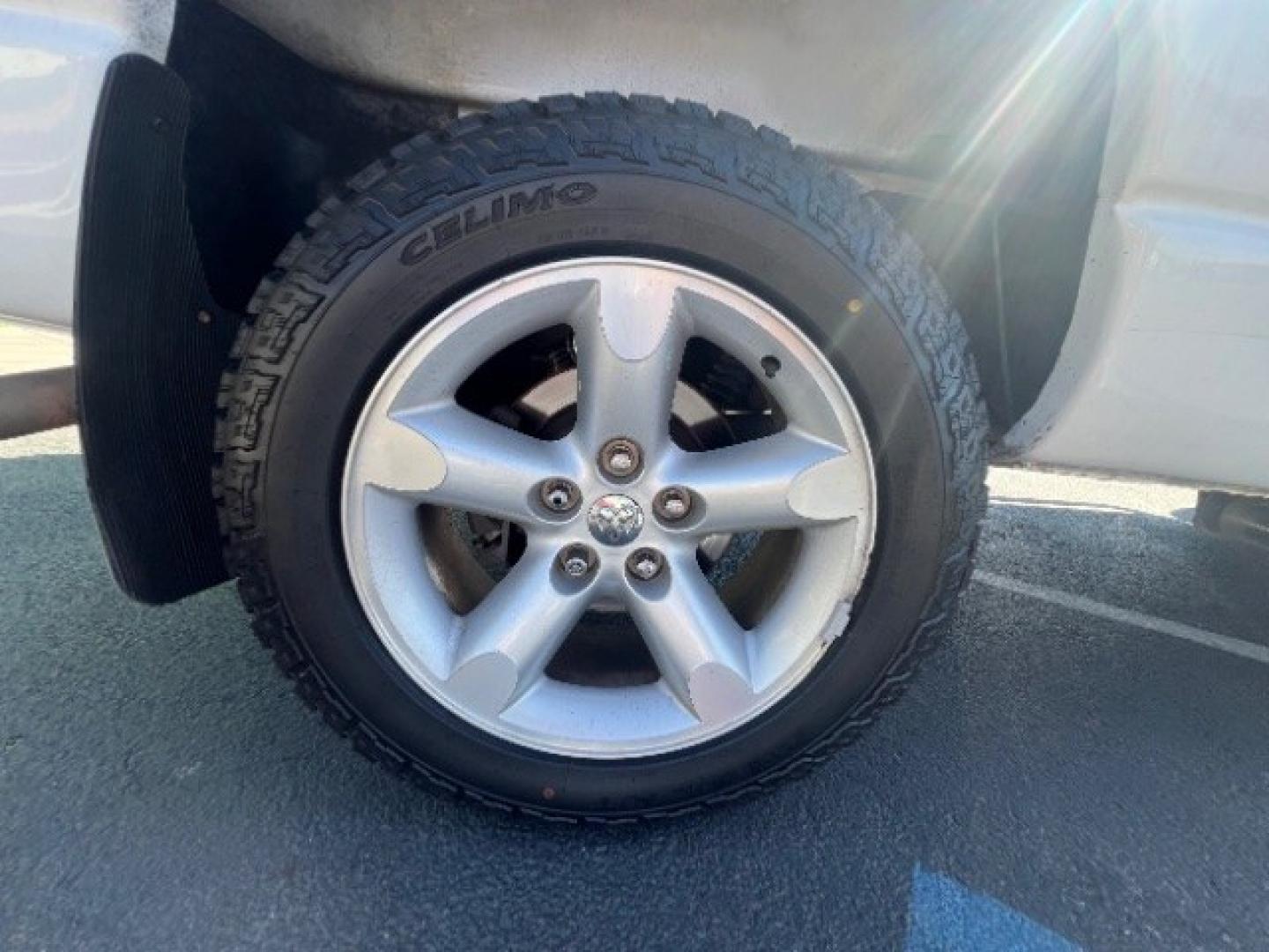 2007 Bright White Clearcoat /Medium Slate Gray Dodge Ram 1500 SLT/TRX4 Off Road/Sport (1D7HU18217S) with an HEMI Magnum 5.7L V-8 regular unleaded engine, Automatic transmission, located at 1865 East Red Hills Pkwy, St. George, 84770, (435) 628-0023, 37.120850, -113.543640 - We specialize in helping ALL people get the best financing available. No matter your credit score, good, bad or none we can get you an amazing rate. Had a bankruptcy, divorce, or repossessions? We give you the green light to get your credit back on the road. Low down and affordable payments that fit- Photo#9