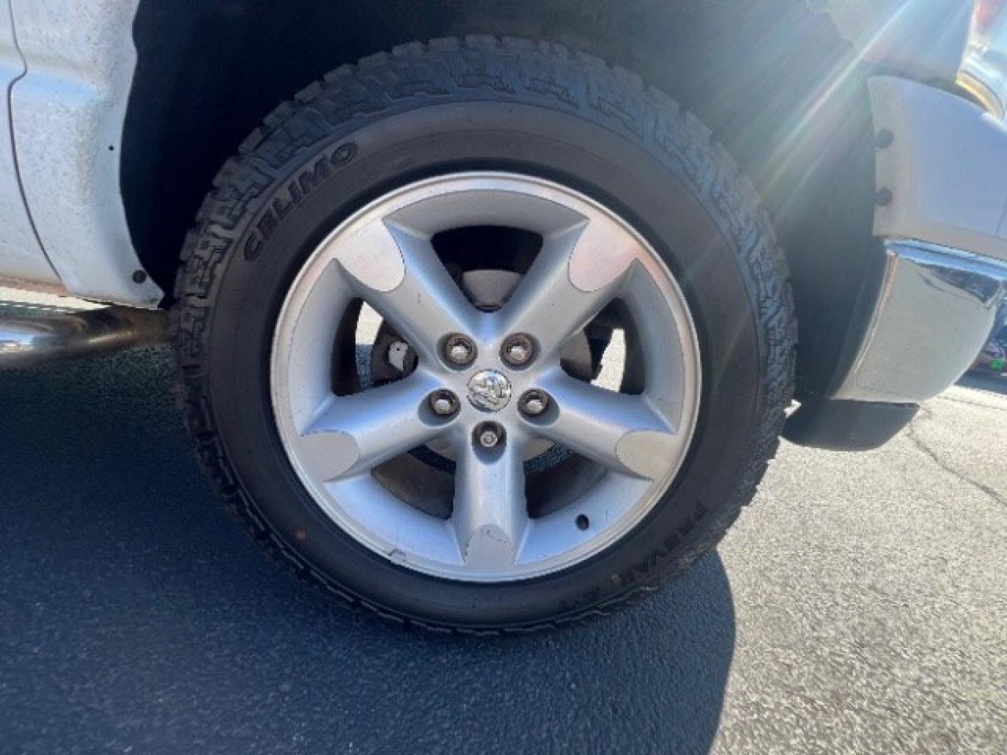 2007 Bright White Clearcoat /Medium Slate Gray Dodge Ram 1500 SLT/TRX4 Off Road/Sport (1D7HU18217S) with an HEMI Magnum 5.7L V-8 regular unleaded engine, Automatic transmission, located at 1865 East Red Hills Pkwy, St. George, 84770, (435) 628-0023, 37.120850, -113.543640 - We specialize in helping ALL people get the best financing available. No matter your credit score, good, bad or none we can get you an amazing rate. Had a bankruptcy, divorce, or repossessions? We give you the green light to get your credit back on the road. Low down and affordable payments that fit- Photo#10
