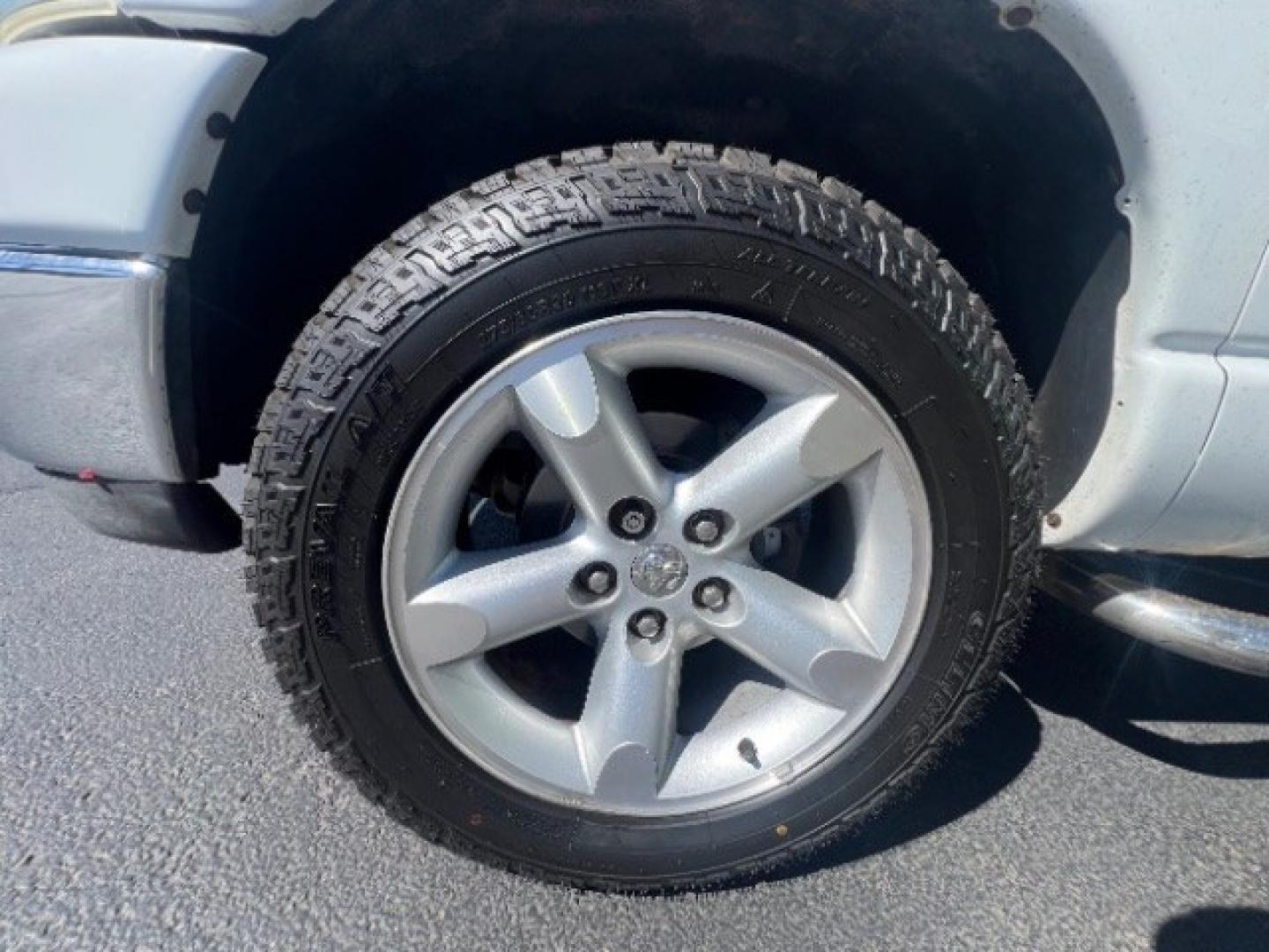 2007 Bright White Clearcoat /Medium Slate Gray Dodge Ram 1500 SLT/TRX4 Off Road/Sport (1D7HU18217S) with an HEMI Magnum 5.7L V-8 regular unleaded engine, Automatic transmission, located at 1865 East Red Hills Pkwy, St. George, 84770, (435) 628-0023, 37.120850, -113.543640 - We specialize in helping ALL people get the best financing available. No matter your credit score, good, bad or none we can get you an amazing rate. Had a bankruptcy, divorce, or repossessions? We give you the green light to get your credit back on the road. Low down and affordable payments that fit- Photo#11