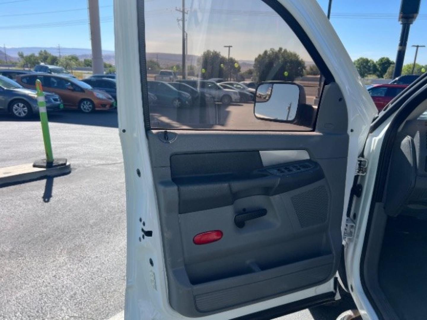 2007 Bright White Clearcoat /Medium Slate Gray Dodge Ram 1500 SLT/TRX4 Off Road/Sport (1D7HU18217S) with an HEMI Magnum 5.7L V-8 regular unleaded engine, Automatic transmission, located at 1865 East Red Hills Pkwy, St. George, 84770, (435) 628-0023, 37.120850, -113.543640 - We specialize in helping ALL people get the best financing available. No matter your credit score, good, bad or none we can get you an amazing rate. Had a bankruptcy, divorce, or repossessions? We give you the green light to get your credit back on the road. Low down and affordable payments that fit- Photo#12