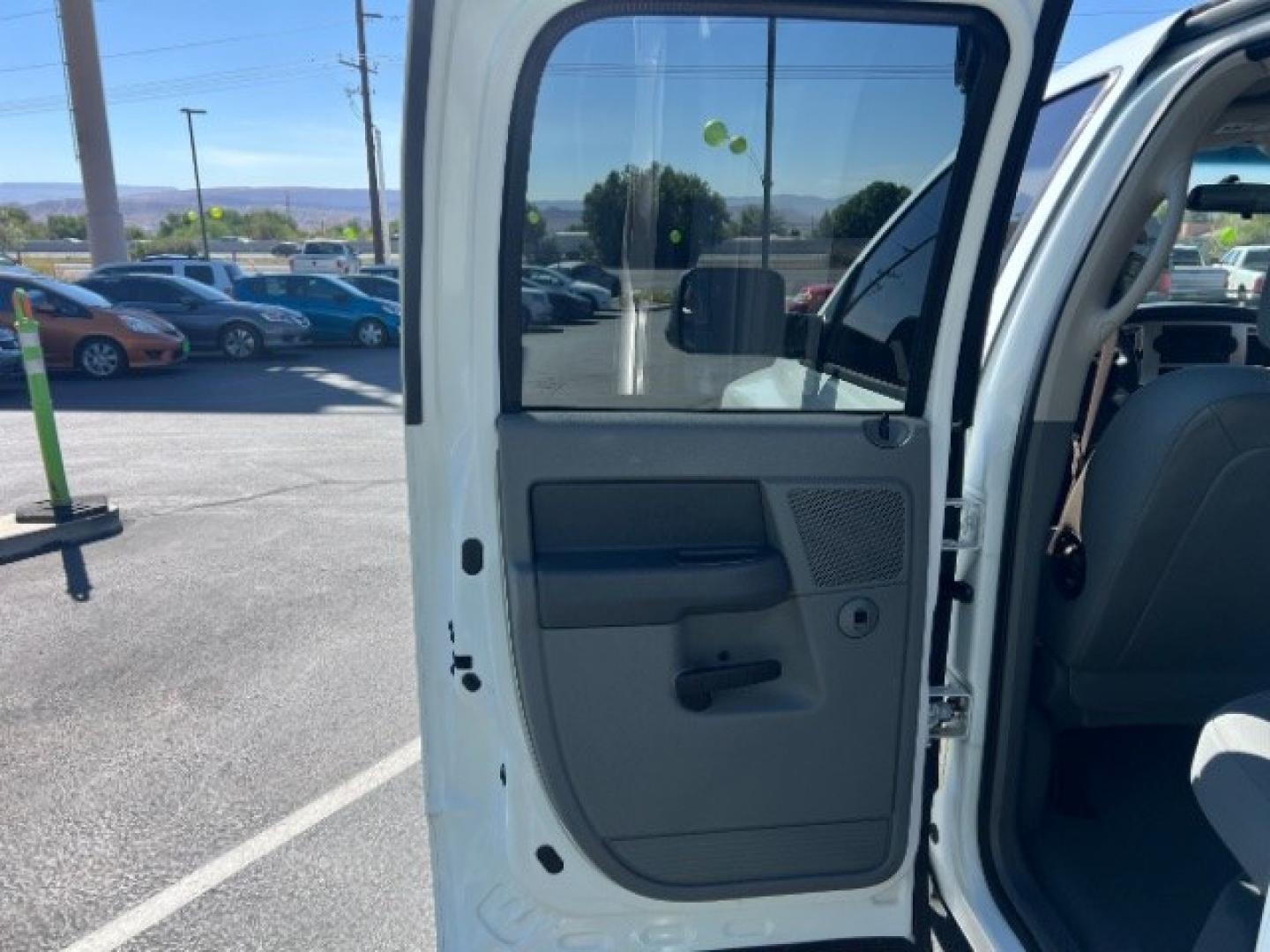 2007 Bright White Clearcoat /Medium Slate Gray Dodge Ram 1500 SLT/TRX4 Off Road/Sport (1D7HU18217S) with an HEMI Magnum 5.7L V-8 regular unleaded engine, Automatic transmission, located at 1865 East Red Hills Pkwy, St. George, 84770, (435) 628-0023, 37.120850, -113.543640 - We specialize in helping ALL people get the best financing available. No matter your credit score, good, bad or none we can get you an amazing rate. Had a bankruptcy, divorce, or repossessions? We give you the green light to get your credit back on the road. Low down and affordable payments that fit- Photo#19