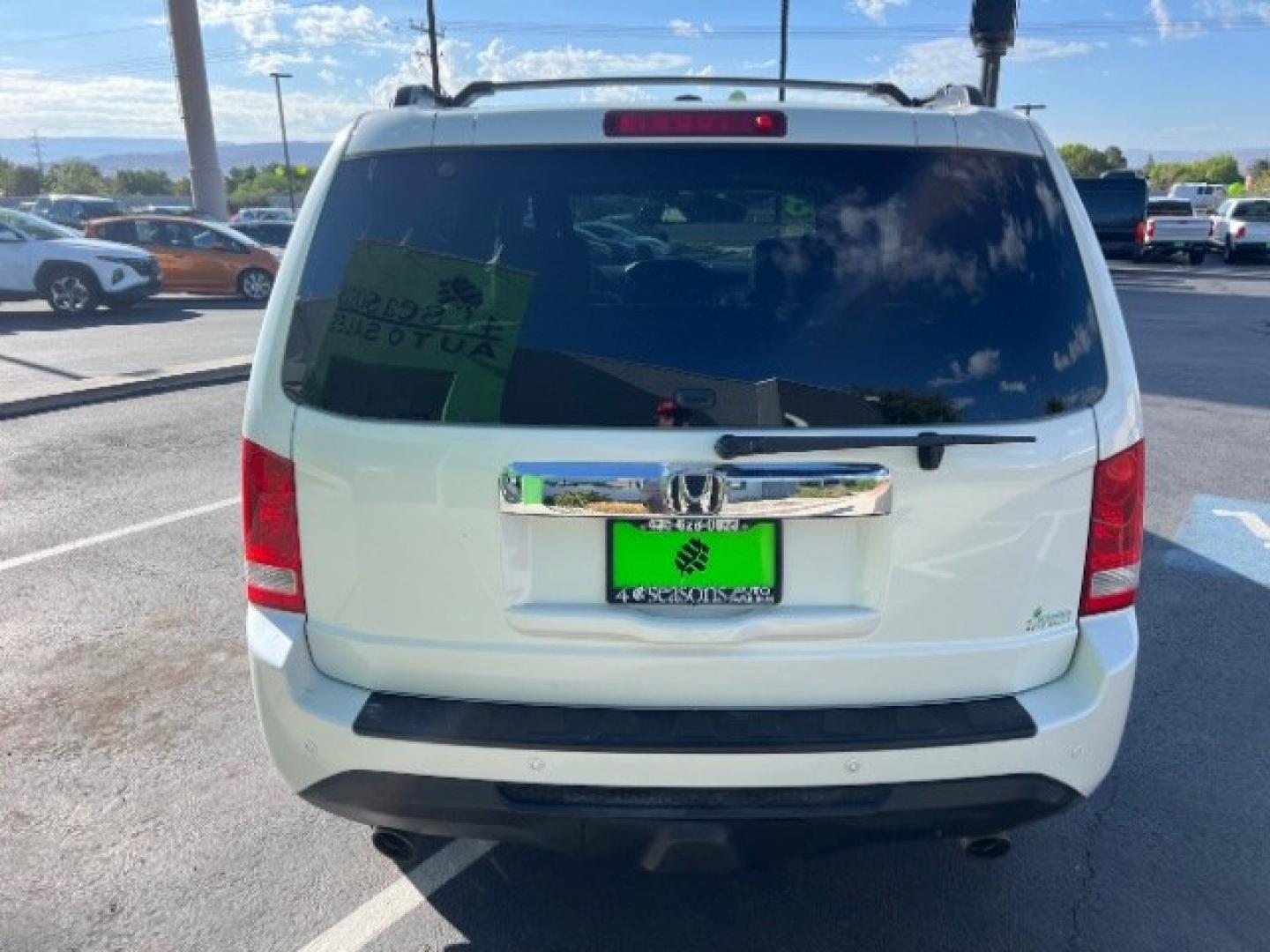 2013 White Diamond Pearl /Gray Honda Pilot Touring (5FNYF4H92DB) with an 3.5L V-6 i-VTEC VCM variable valve control engine, Automatic transmission, located at 940 North Main Street, Cedar City, UT, 84720, (435) 628-0023, 37.692936, -113.061897 - We specialize in helping ALL people get the best financing available. No matter your credit score, good, bad or none we can get you an amazing rate. Had a bankruptcy, divorce, or repossessions? We give you the green light to get your credit back on the road. Low down and affordable payments that fit- Photo#5