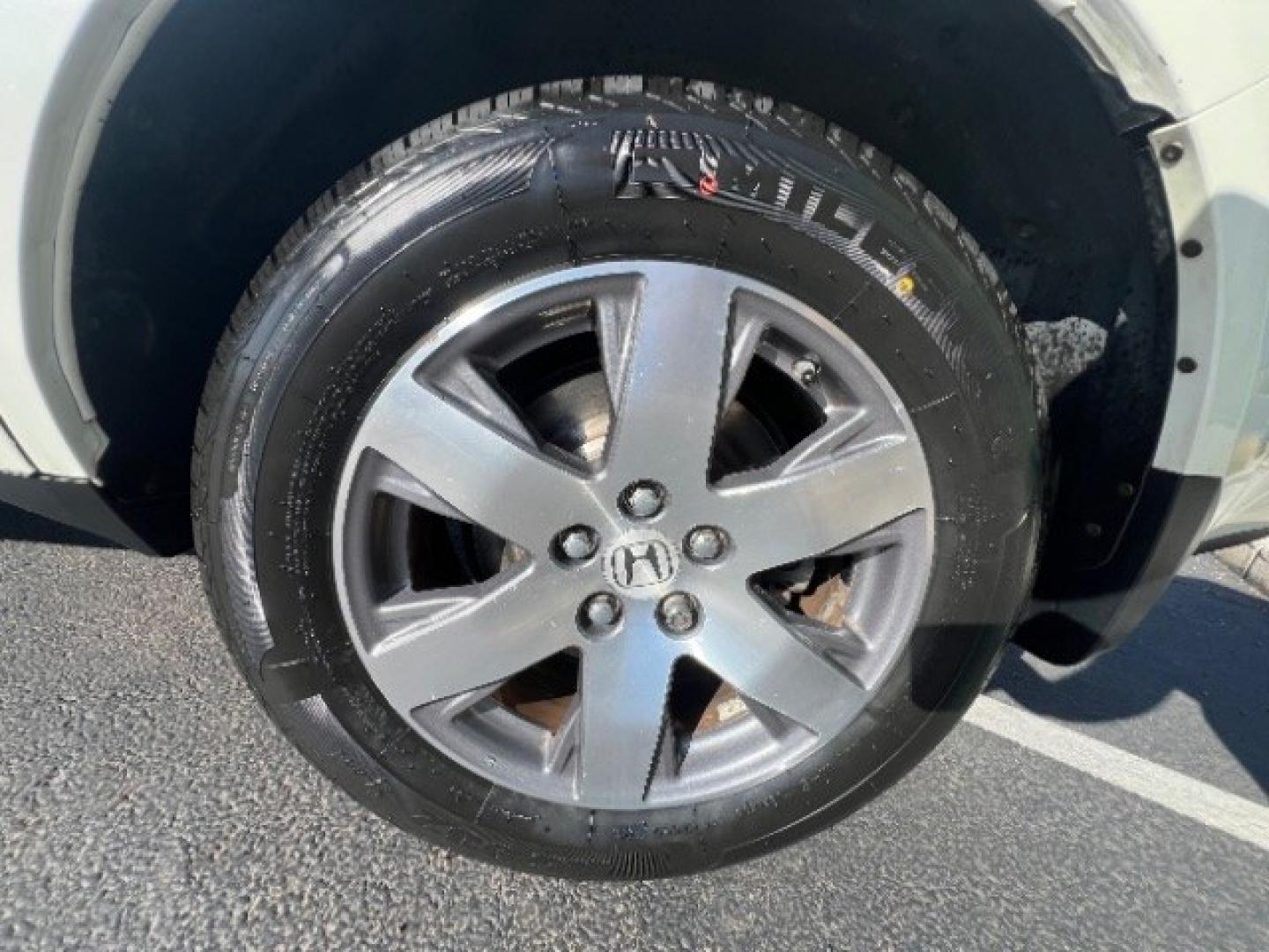 2013 White Diamond Pearl /Gray Honda Pilot Touring (5FNYF4H92DB) with an 3.5L V-6 i-VTEC VCM variable valve control engine, Automatic transmission, located at 940 North Main Street, Cedar City, UT, 84720, (435) 628-0023, 37.692936, -113.061897 - We specialize in helping ALL people get the best financing available. No matter your credit score, good, bad or none we can get you an amazing rate. Had a bankruptcy, divorce, or repossessions? We give you the green light to get your credit back on the road. Low down and affordable payments that fit- Photo#10