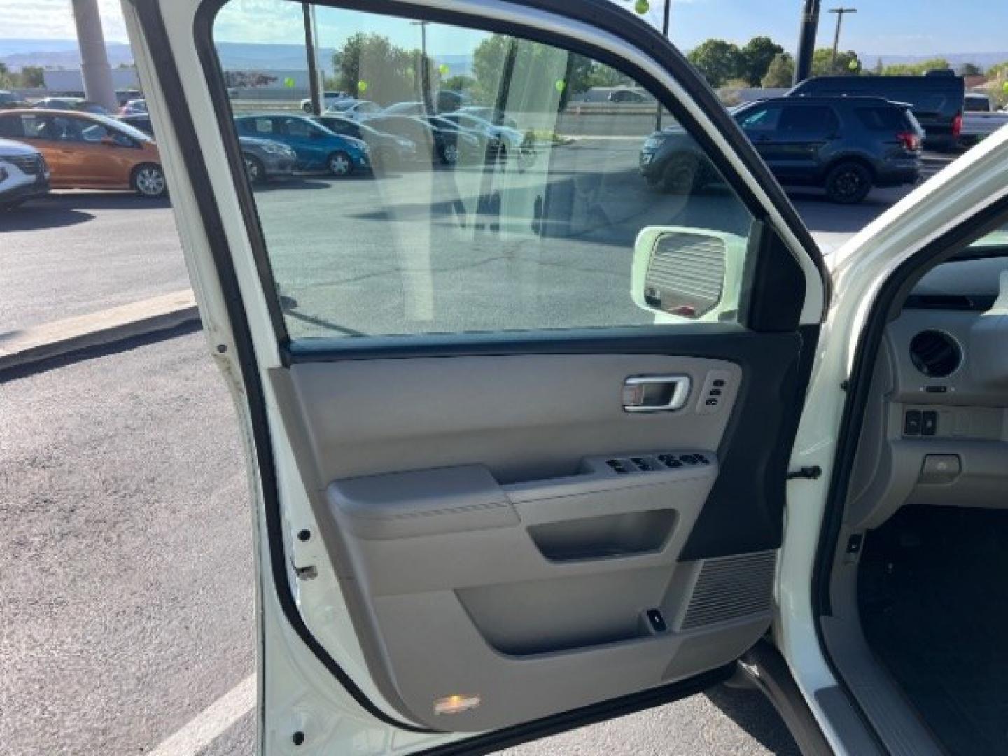 2013 White Diamond Pearl /Gray Honda Pilot Touring (5FNYF4H92DB) with an 3.5L V-6 i-VTEC VCM variable valve control engine, Automatic transmission, located at 940 North Main Street, Cedar City, UT, 84720, (435) 628-0023, 37.692936, -113.061897 - We specialize in helping ALL people get the best financing available. No matter your credit score, good, bad or none we can get you an amazing rate. Had a bankruptcy, divorce, or repossessions? We give you the green light to get your credit back on the road. Low down and affordable payments that fit- Photo#12