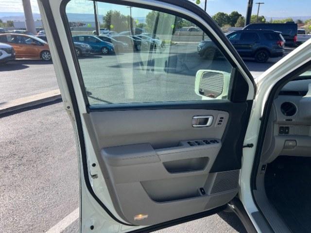 2013 White Diamond Pearl /Gray Honda Pilot Touring (5FNYF4H92DB) with an 3.5L V-6 i-VTEC VCM variable valve control engine, Automatic transmission, located at 940 North Main Street, Cedar City, UT, 84720, (435) 628-0023, 37.692936, -113.061897 - We specialize in helping ALL people get the best financing available. No matter your credit score, good, bad or none we can get you an amazing rate. Had a bankruptcy, divorce, or repossessions? We give you the green light to get your credit back on the road. Low down and affordable payments that fit- Photo#12