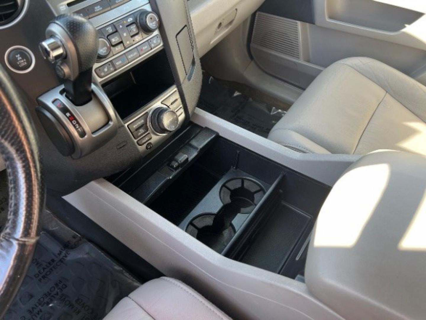 2013 White Diamond Pearl /Gray Honda Pilot Touring (5FNYF4H92DB) with an 3.5L V-6 i-VTEC VCM variable valve control engine, Automatic transmission, located at 940 North Main Street, Cedar City, UT, 84720, (435) 628-0023, 37.692936, -113.061897 - We specialize in helping ALL people get the best financing available. No matter your credit score, good, bad or none we can get you an amazing rate. Had a bankruptcy, divorce, or repossessions? We give you the green light to get your credit back on the road. Low down and affordable payments that fit- Photo#18