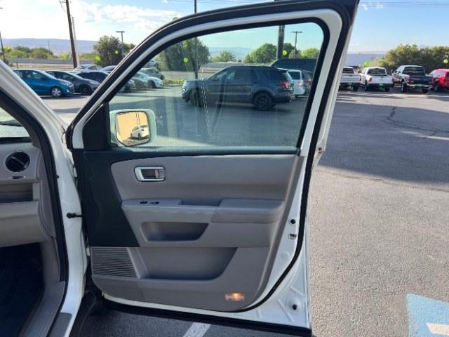 2013 White Diamond Pearl /Gray Honda Pilot Touring (5FNYF4H92DB) with an 3.5L V-6 i-VTEC VCM variable valve control engine, Automatic transmission, located at 940 North Main Street, Cedar City, UT, 84720, (435) 628-0023, 37.692936, -113.061897 - We specialize in helping ALL people get the best financing available. No matter your credit score, good, bad or none we can get you an amazing rate. Had a bankruptcy, divorce, or repossessions? We give you the green light to get your credit back on the road. Low down and affordable payments that fit- Photo#31
