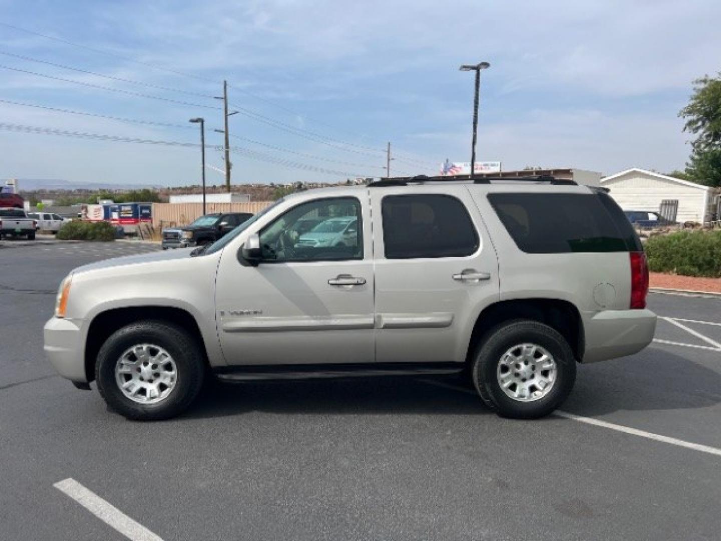 2007 Gold Mist Metallic /Light Tan GMC Yukon SLE (1GKFK13017R) , Automatic transmission, located at 1865 East Red Hills Pkwy, St. George, 84770, (435) 628-0023, 37.120850, -113.543640 - We specialize in helping ALL people get the best financing available. No matter your credit score, good, bad or none we can get you an amazing rate. Had a bankruptcy, divorce, or repossessions? We give you the green light to get your credit back on the road. Low down and affordable payments that fit- Photo#3