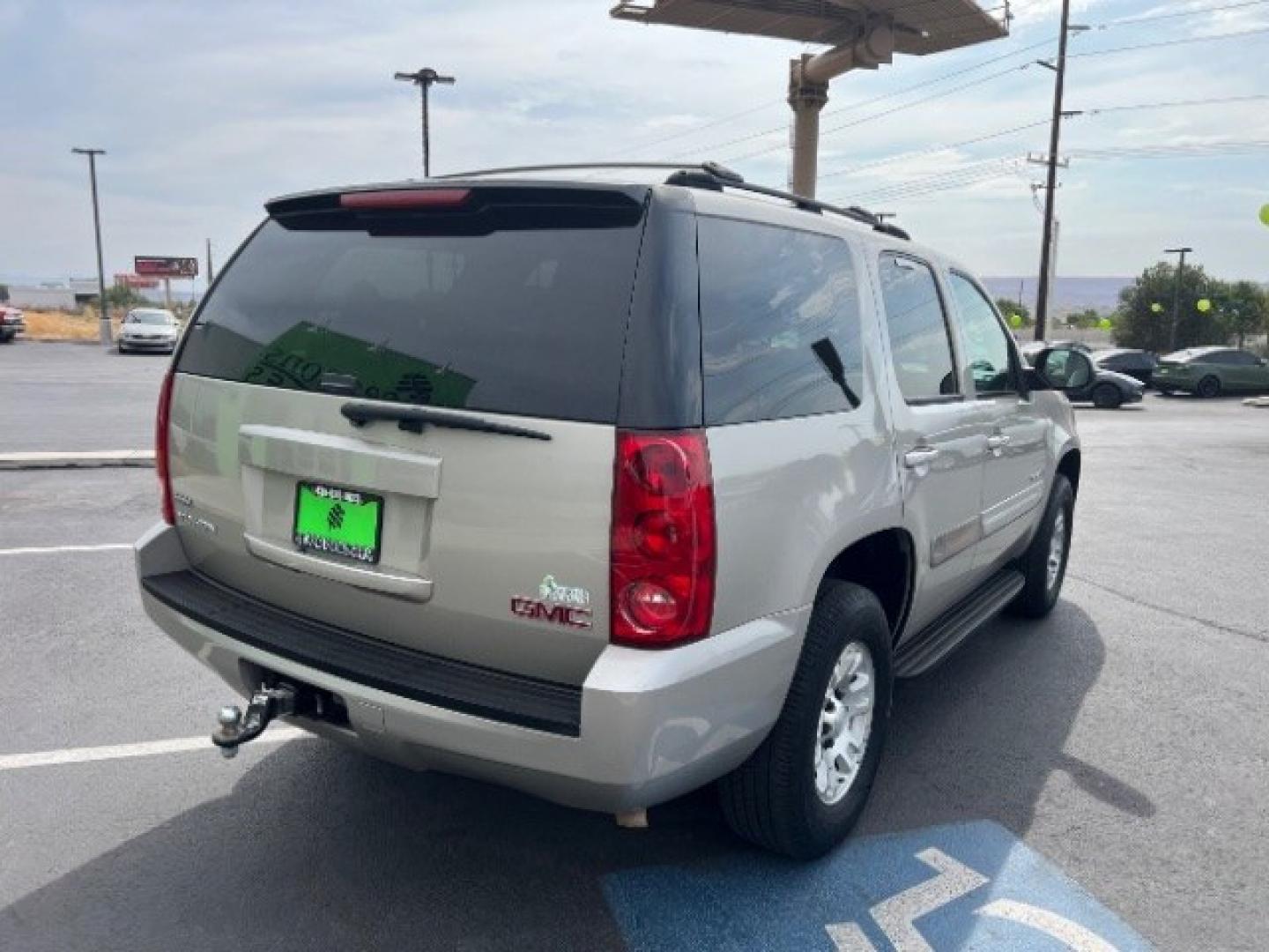 2007 Gold Mist Metallic /Light Tan GMC Yukon SLE (1GKFK13017R) , Automatic transmission, located at 1865 East Red Hills Pkwy, St. George, 84770, (435) 628-0023, 37.120850, -113.543640 - We specialize in helping ALL people get the best financing available. No matter your credit score, good, bad or none we can get you an amazing rate. Had a bankruptcy, divorce, or repossessions? We give you the green light to get your credit back on the road. Low down and affordable payments that fit- Photo#6