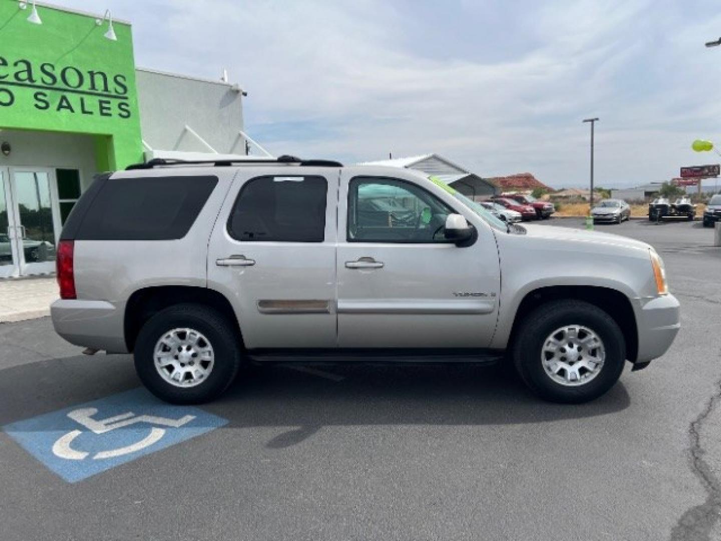 2007 Gold Mist Metallic /Light Tan GMC Yukon SLE (1GKFK13017R) , Automatic transmission, located at 1865 East Red Hills Pkwy, St. George, 84770, (435) 628-0023, 37.120850, -113.543640 - We specialize in helping ALL people get the best financing available. No matter your credit score, good, bad or none we can get you an amazing rate. Had a bankruptcy, divorce, or repossessions? We give you the green light to get your credit back on the road. Low down and affordable payments that fit- Photo#7