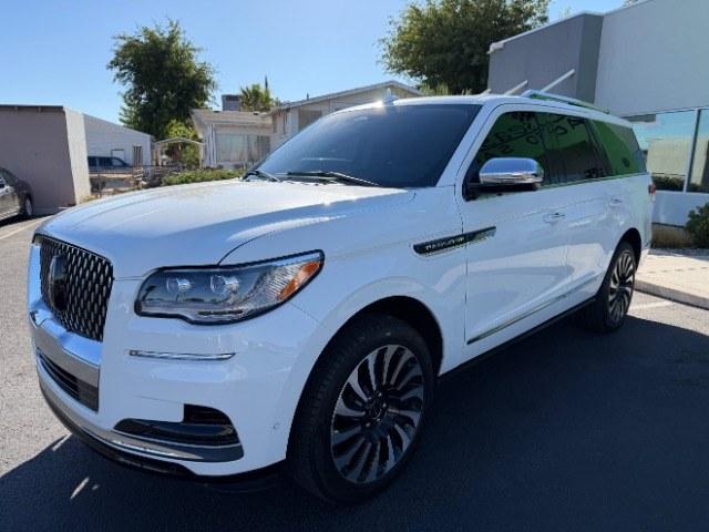 2022 Pristine White Metallic Tri-Coat /Urban Green w/Light Flint Stitch Lincoln Navigator Black Label (5LMJJ2TT4NE) with an EcoBoost 3.5L V-6 port/direct injection engine, located at 1865 East Red Hills Pkwy, St. George, 84770, (435) 628-0023, 37.120850, -113.543640- Photo#2