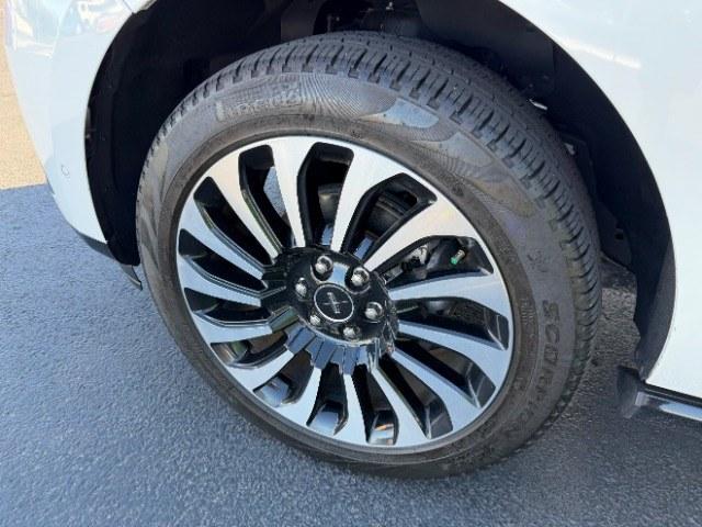 2022 Pristine White Metallic Tri-Coat /Urban Green w/Light Flint Stitch Lincoln Navigator Black Label (5LMJJ2TT4NE) with an EcoBoost 3.5L V-6 port/direct injection engine, located at 1865 East Red Hills Pkwy, St. George, 84770, (435) 628-0023, 37.120850, -113.543640- Photo#9