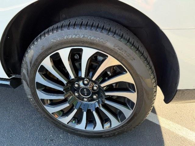 2022 Pristine White Metallic Tri-Coat /Urban Green w/Light Flint Stitch Lincoln Navigator Black Label (5LMJJ2TT4NE) with an EcoBoost 3.5L V-6 port/direct injection engine, located at 1865 East Red Hills Pkwy, St. George, 84770, (435) 628-0023, 37.120850, -113.543640- Photo#10