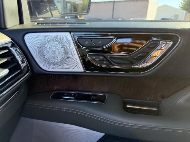 2022 Pristine White Metallic Tri-Coat /Urban Green w/Light Flint Stitch Lincoln Navigator Black Label (5LMJJ2TT4NE) with an EcoBoost 3.5L V-6 port/direct injection engine, located at 1865 East Red Hills Pkwy, St. George, 84770, (435) 628-0023, 37.120850, -113.543640- Photo#21