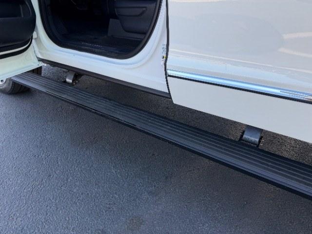 2022 Pristine White Metallic Tri-Coat /Urban Green w/Light Flint Stitch Lincoln Navigator Black Label (5LMJJ2TT4NE) with an EcoBoost 3.5L V-6 port/direct injection engine, located at 1865 East Red Hills Pkwy, St. George, 84770, (435) 628-0023, 37.120850, -113.543640- Photo#30