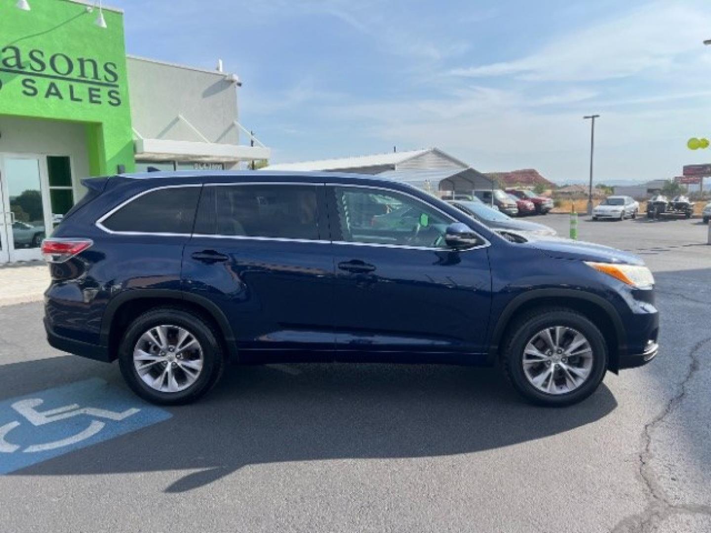 2014 Nautical Blue Metallic /Ash Toyota Highlander XLE V6 (5TDKKRFH8ES) with an 3.5L V-6 DOHC engine, Automatic transmission, located at 1865 East Red Hills Pkwy, St. George, 84770, (435) 628-0023, 37.120850, -113.543640 - We specialize in helping ALL people get the best financing available. No matter your credit score, good, bad or none we can get you an amazing rate. Had a bankruptcy, divorce, or repossessions? We give you the green light to get your credit back on the road. Low down and affordable payments that fit- Photo#7