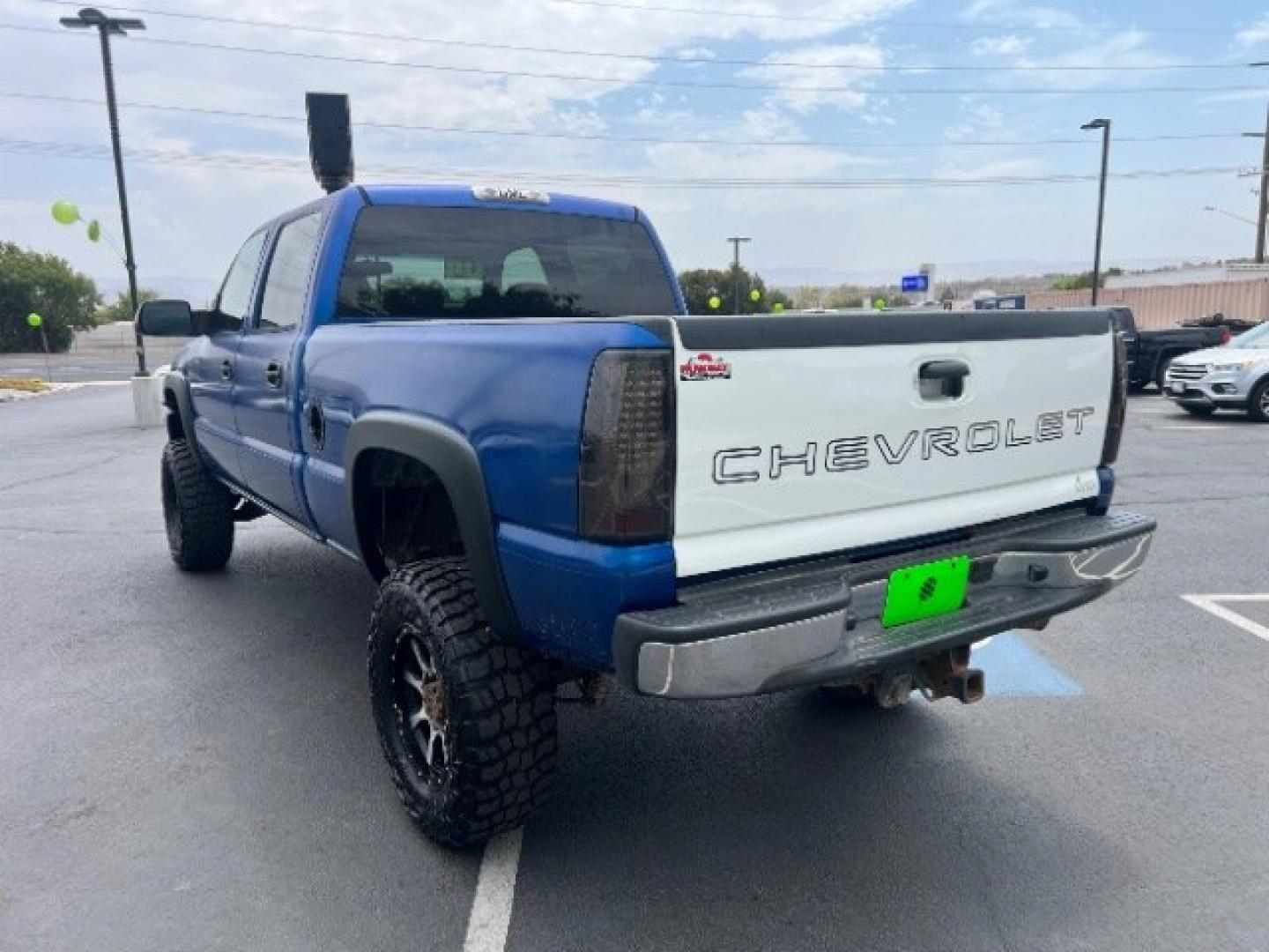 2004 Marine Blue Metallic /Pewter GMC Sierra 2500HD SLE (1GTHK23U04F) with an Vortec 6L V-8 regular unleaded engine, Automatic transmission, located at 940 North Main Street, Cedar City, UT, 84720, (435) 628-0023, 37.692936, -113.061897- Photo#4