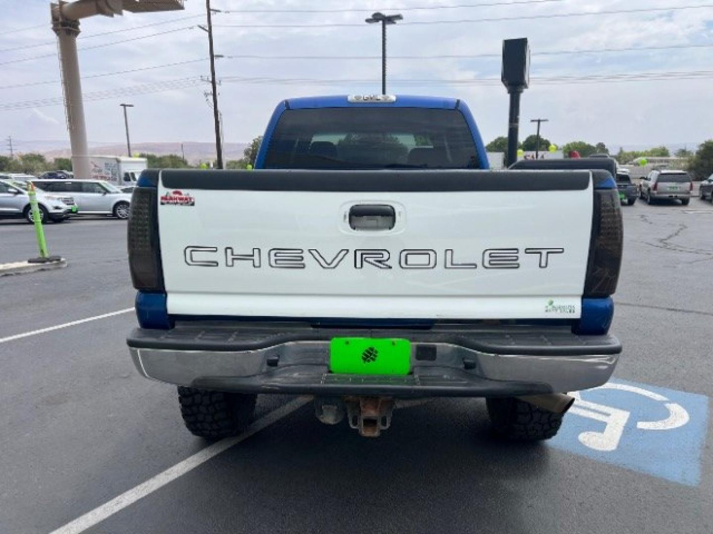 2004 Marine Blue Metallic /Pewter GMC Sierra 2500HD SLE (1GTHK23U04F) with an Vortec 6L V-8 regular unleaded engine, Automatic transmission, located at 940 North Main Street, Cedar City, UT, 84720, (435) 628-0023, 37.692936, -113.061897- Photo#5