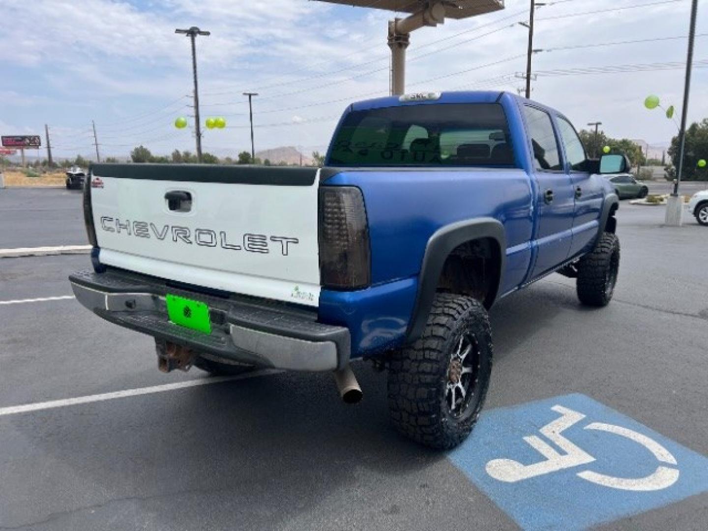 2004 Marine Blue Metallic /Pewter GMC Sierra 2500HD SLE (1GTHK23U04F) with an Vortec 6L V-8 regular unleaded engine, Automatic transmission, located at 940 North Main Street, Cedar City, UT, 84720, (435) 628-0023, 37.692936, -113.061897- Photo#6