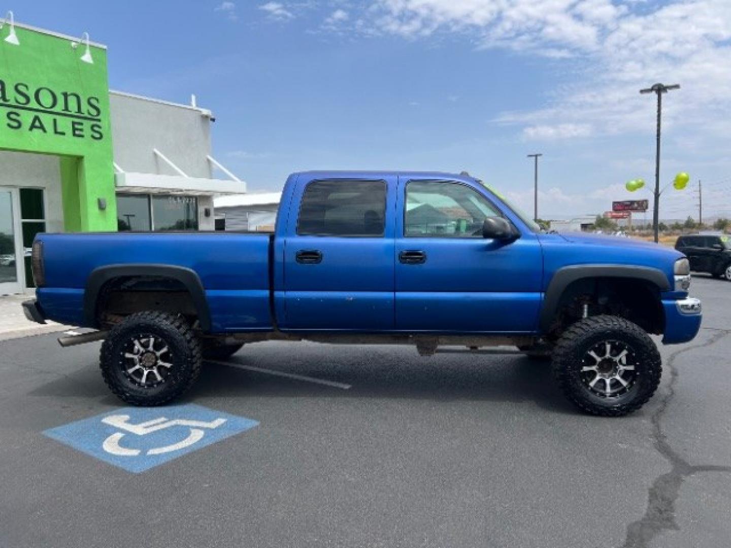 2004 Marine Blue Metallic /Pewter GMC Sierra 2500HD SLE (1GTHK23U04F) with an Vortec 6L V-8 regular unleaded engine, Automatic transmission, located at 940 North Main Street, Cedar City, UT, 84720, (435) 628-0023, 37.692936, -113.061897- Photo#7